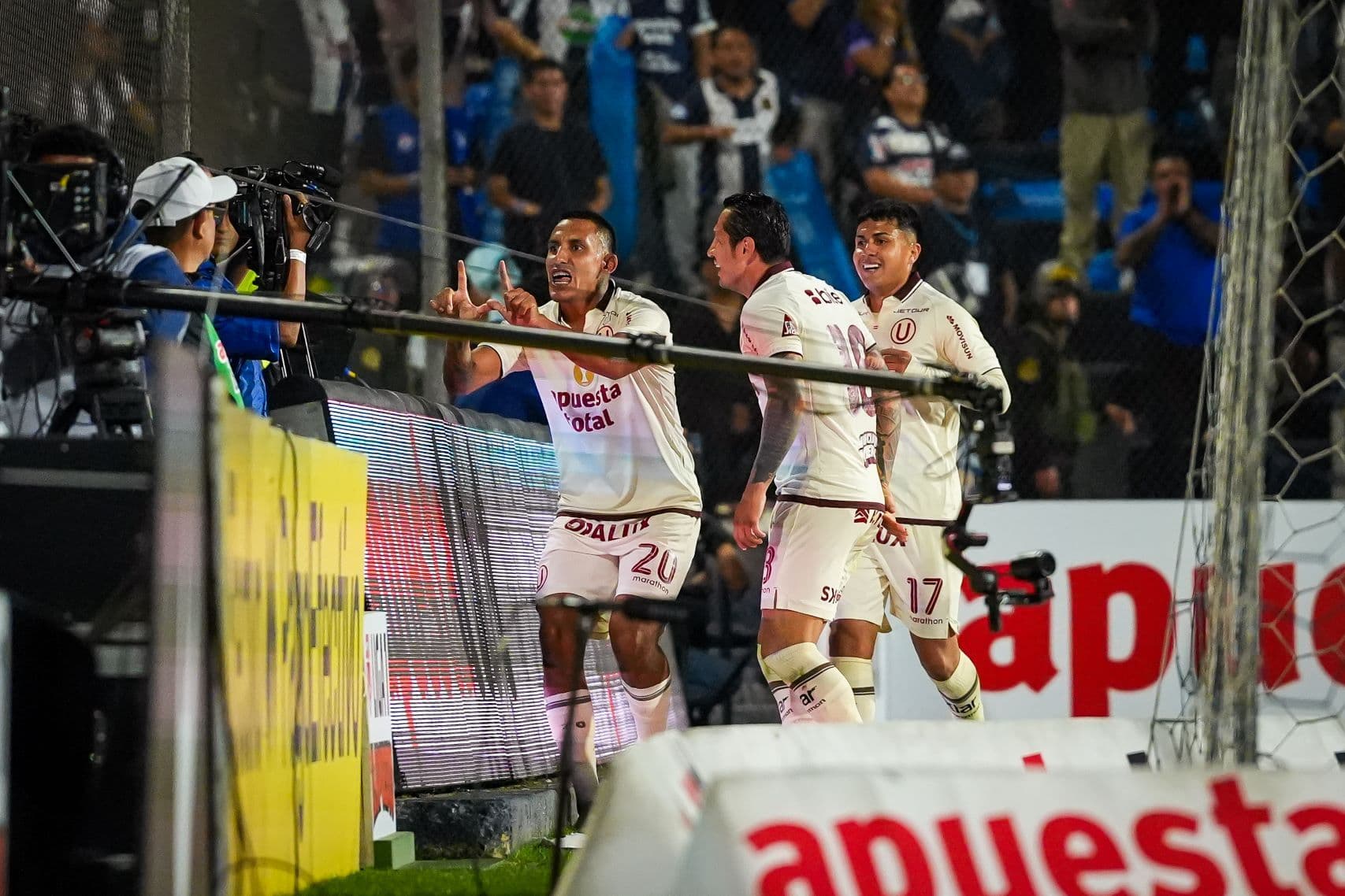 La celebración de Alex Valera tras asistencia de Gianluca Lapadula