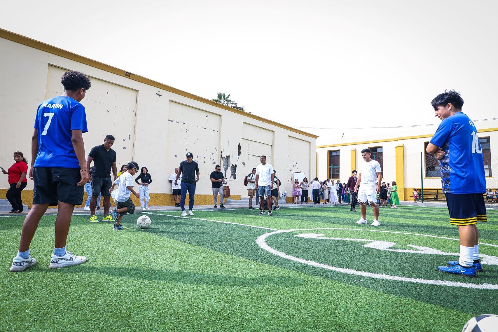 El Club Universitario de Deportes entregó donación al Puericultorio Pérez Araníbar