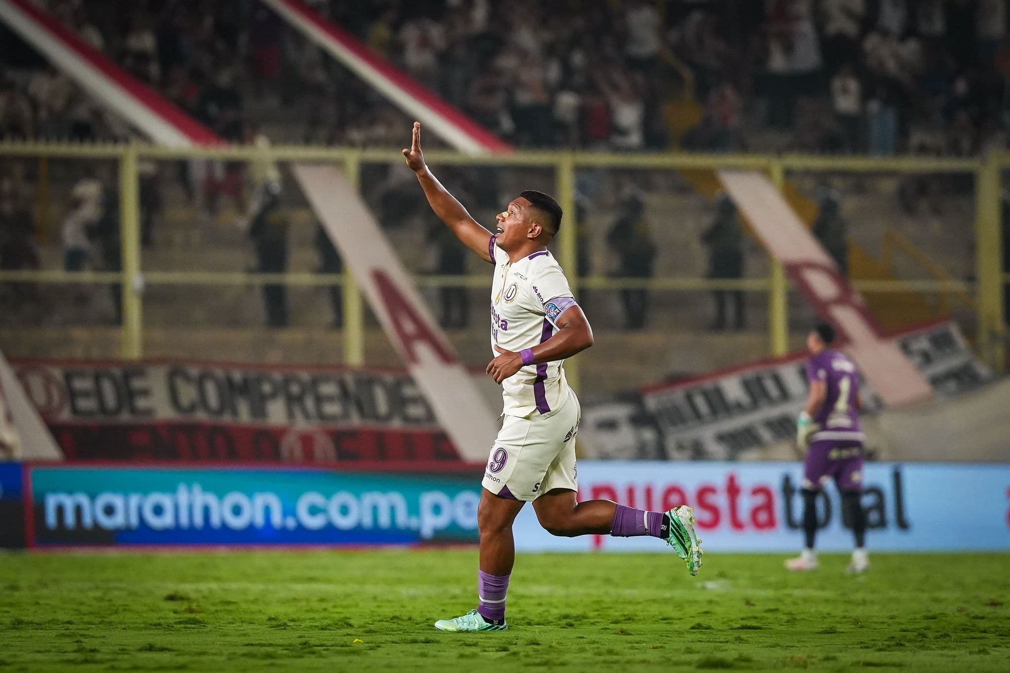 Más fuertes que nunca: Universitario goleó 3-0 a Juan Pablo II con goles de Flores, Lapadula y Alzugaray