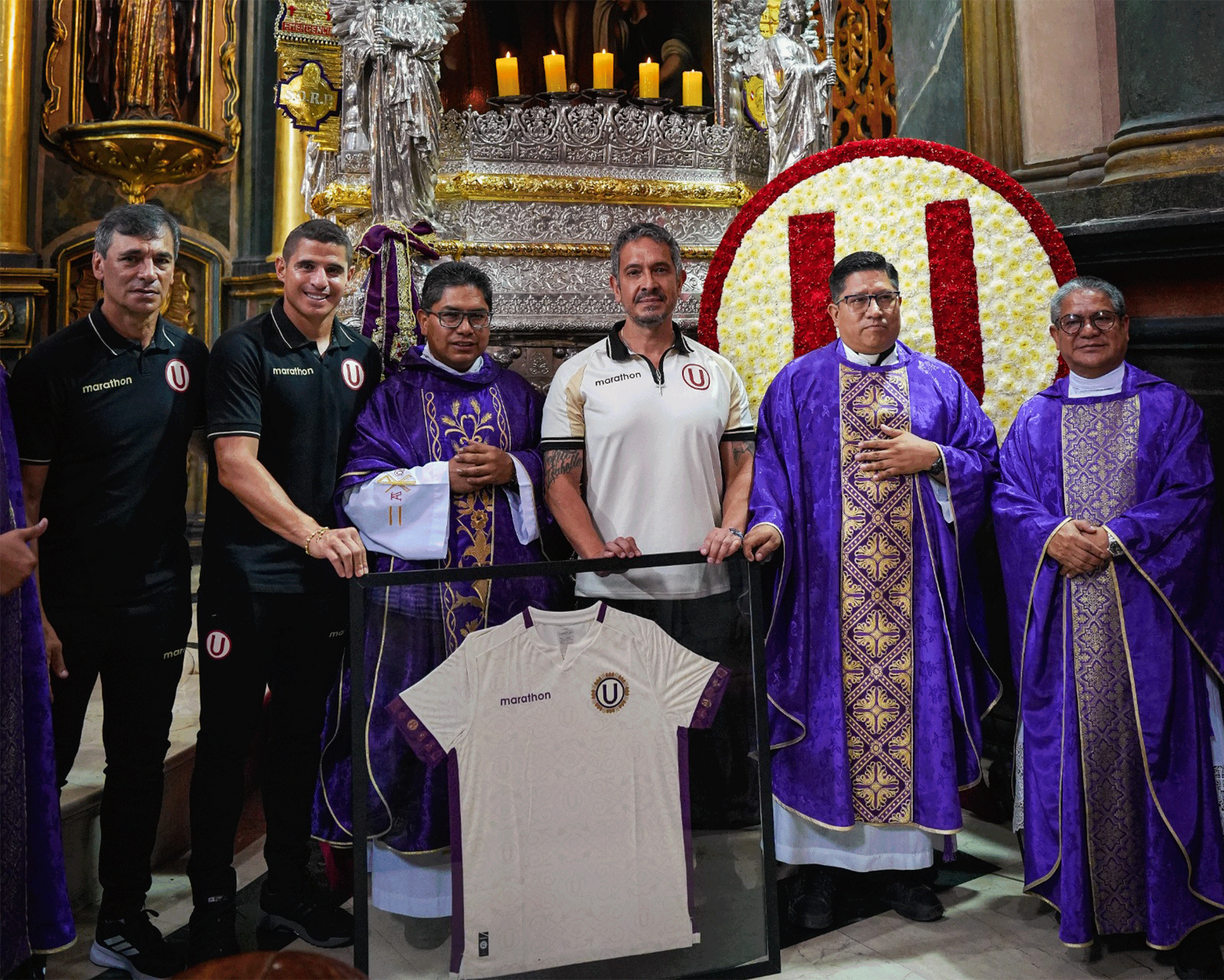 Universitario renovó su fe y devoción al Señor de los Milagros