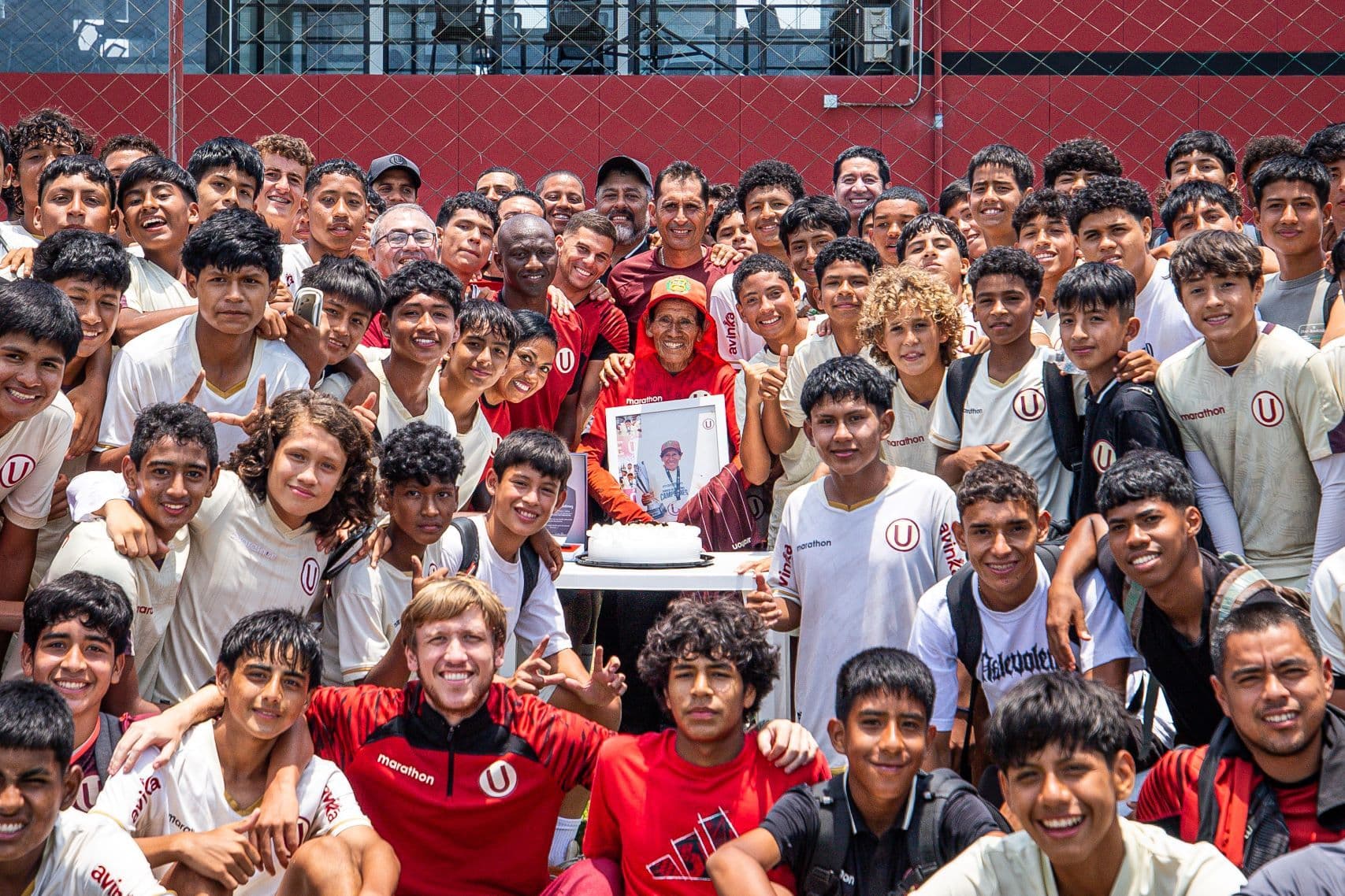 Universitario de Deportes reconoció a Mendocita por más de cuatro décadas de servicio al club