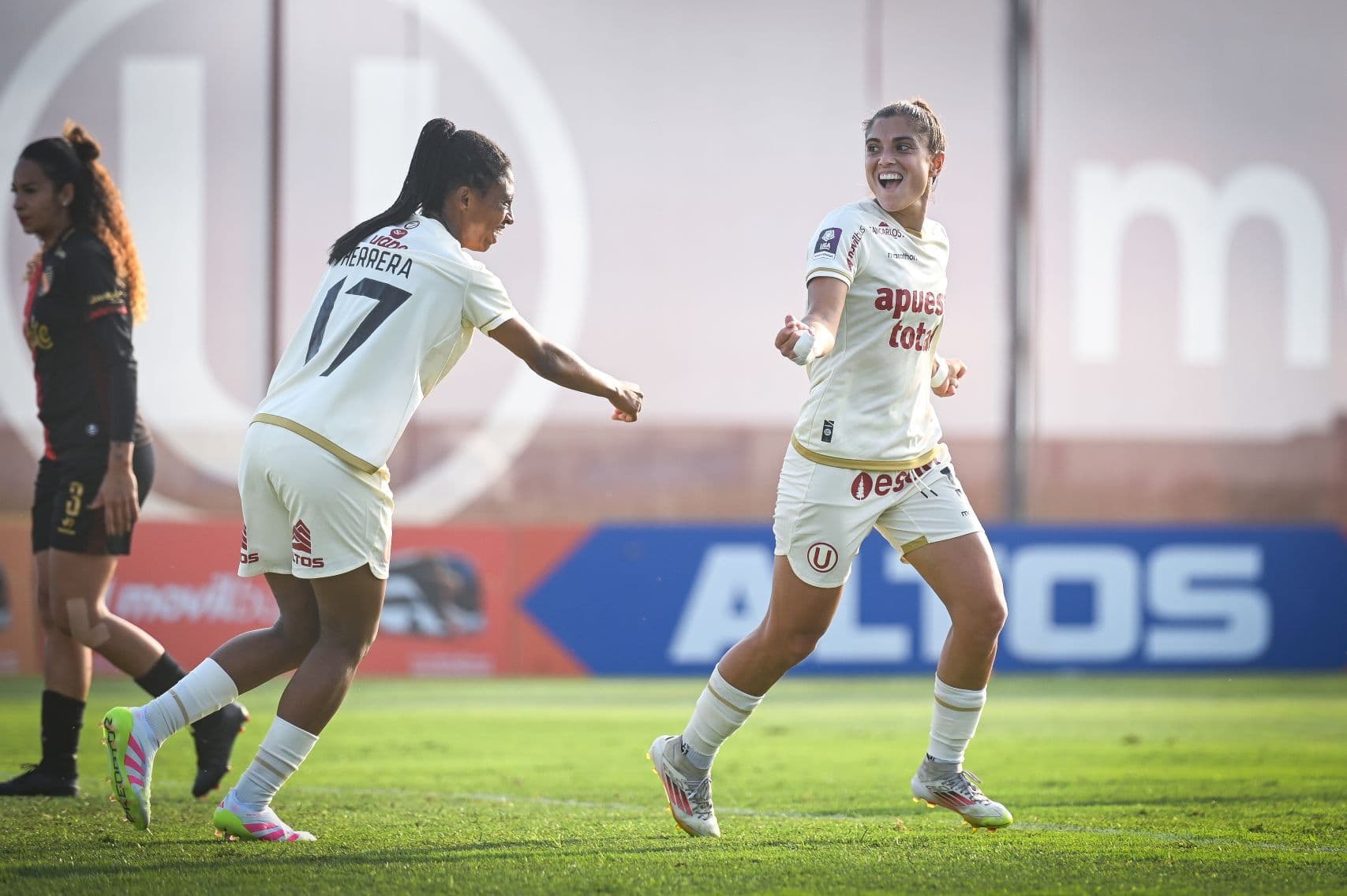 A semifinales: Universitario Femenino vence por 3-0 a FBC Melgar y asegura un puesto en los play off