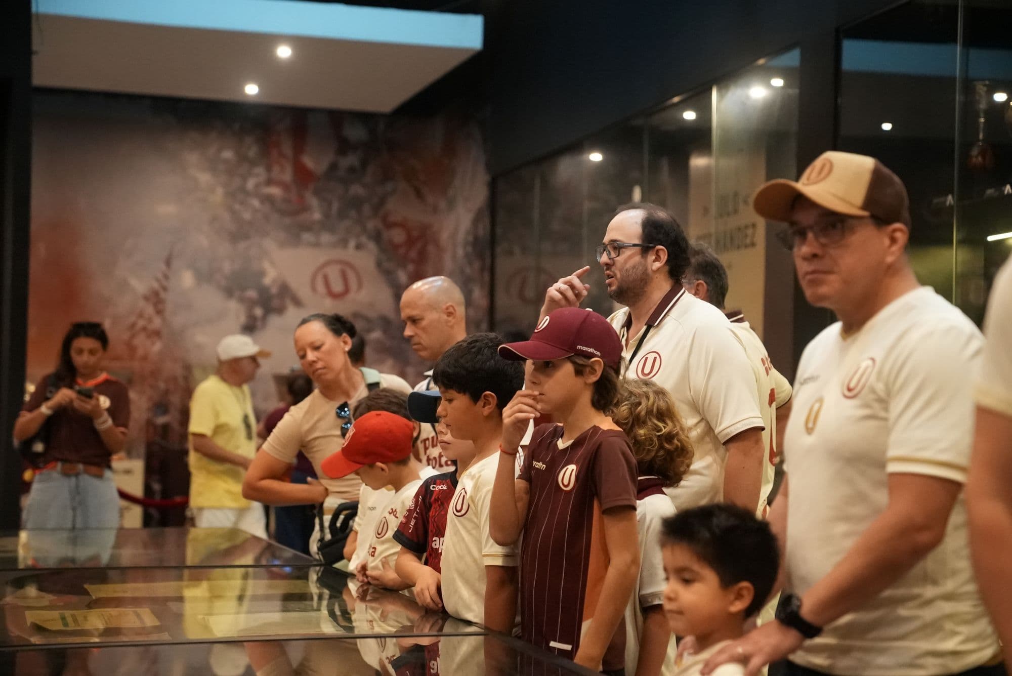 Universitario recibe por primera vez a un grupo de escolares en el Tour Monumental