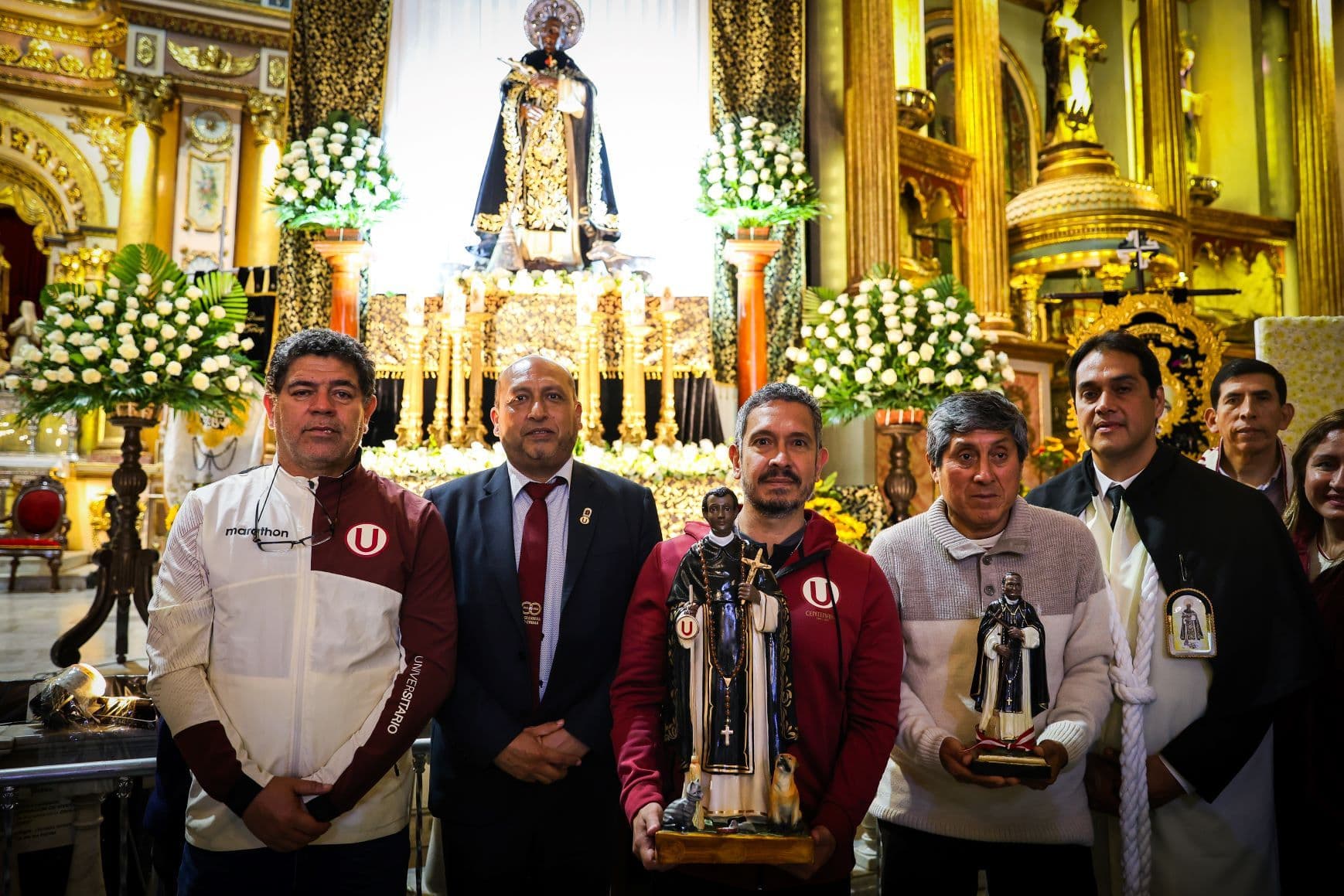 Universitario de Deportes es el único club con su emblema en el anda de San Martín de Porres