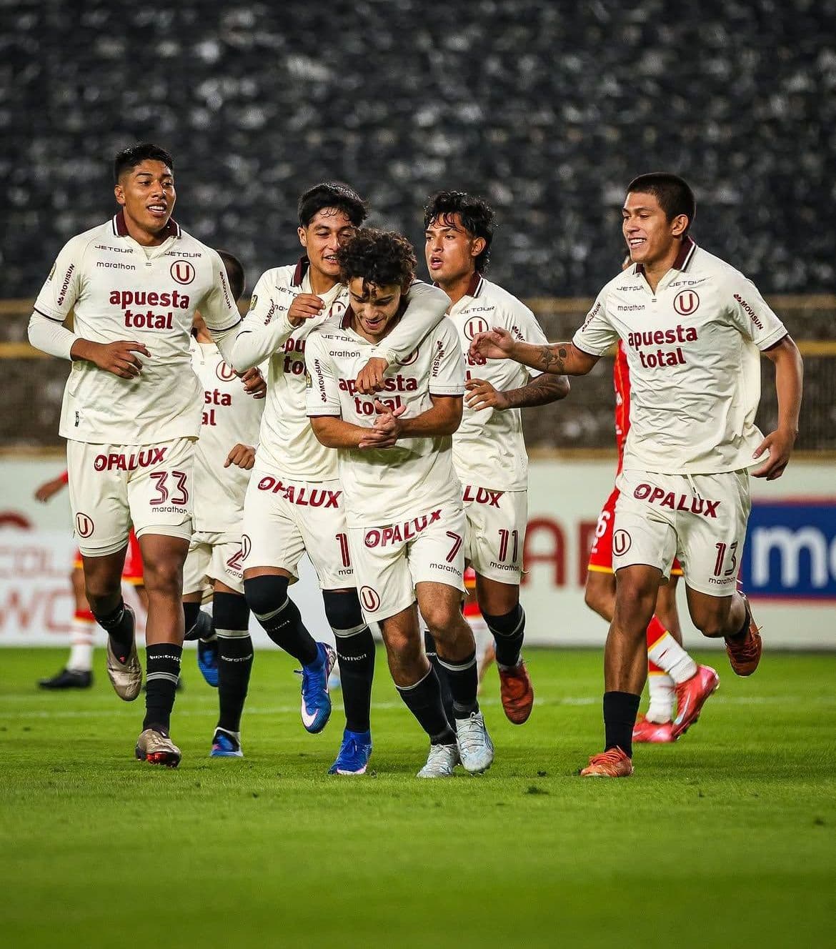 Jugadores de las divisiones menores de Universitario celebran un gol
