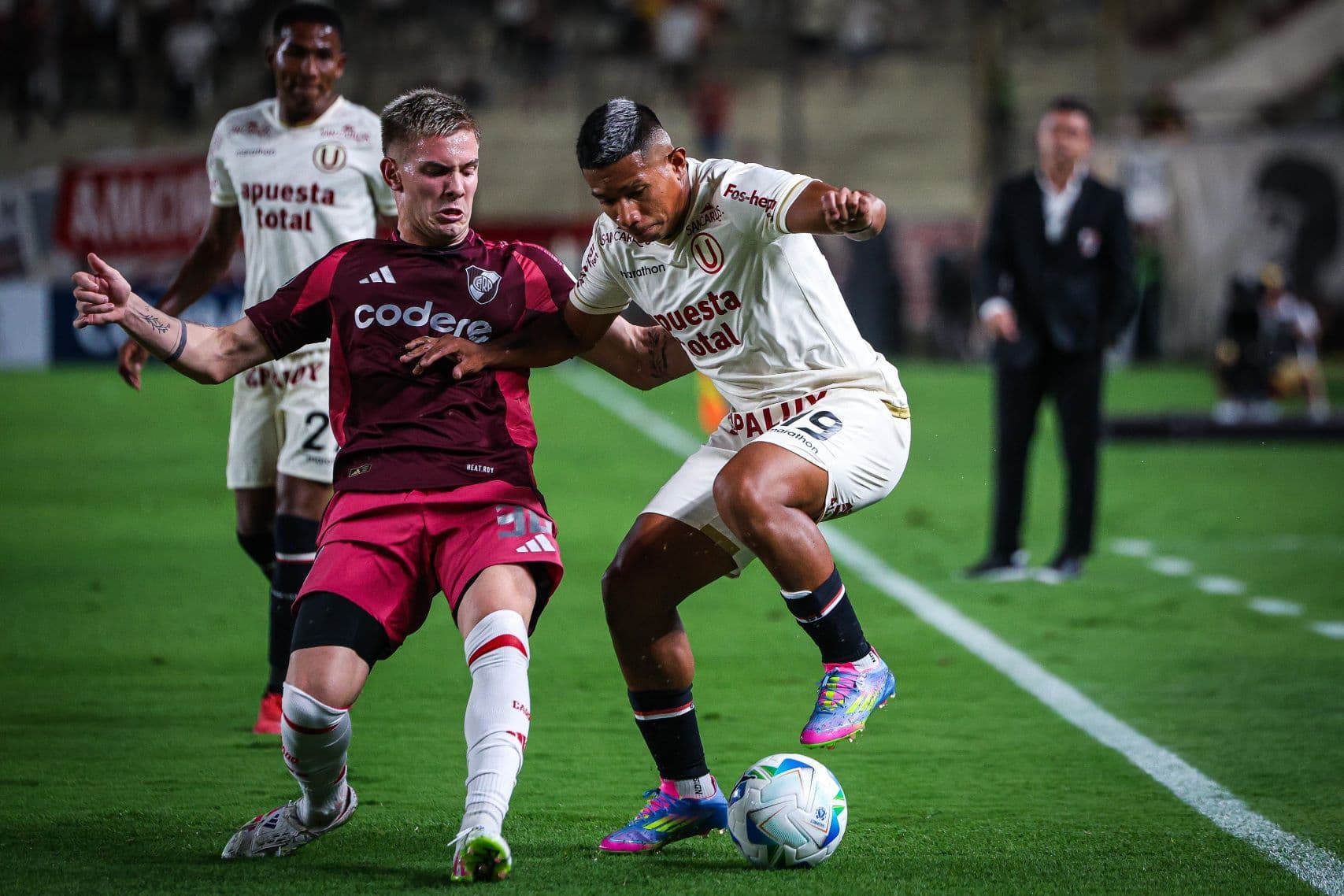 Universitario no pudo contra River Plate en su debut en la Copa Libertadores