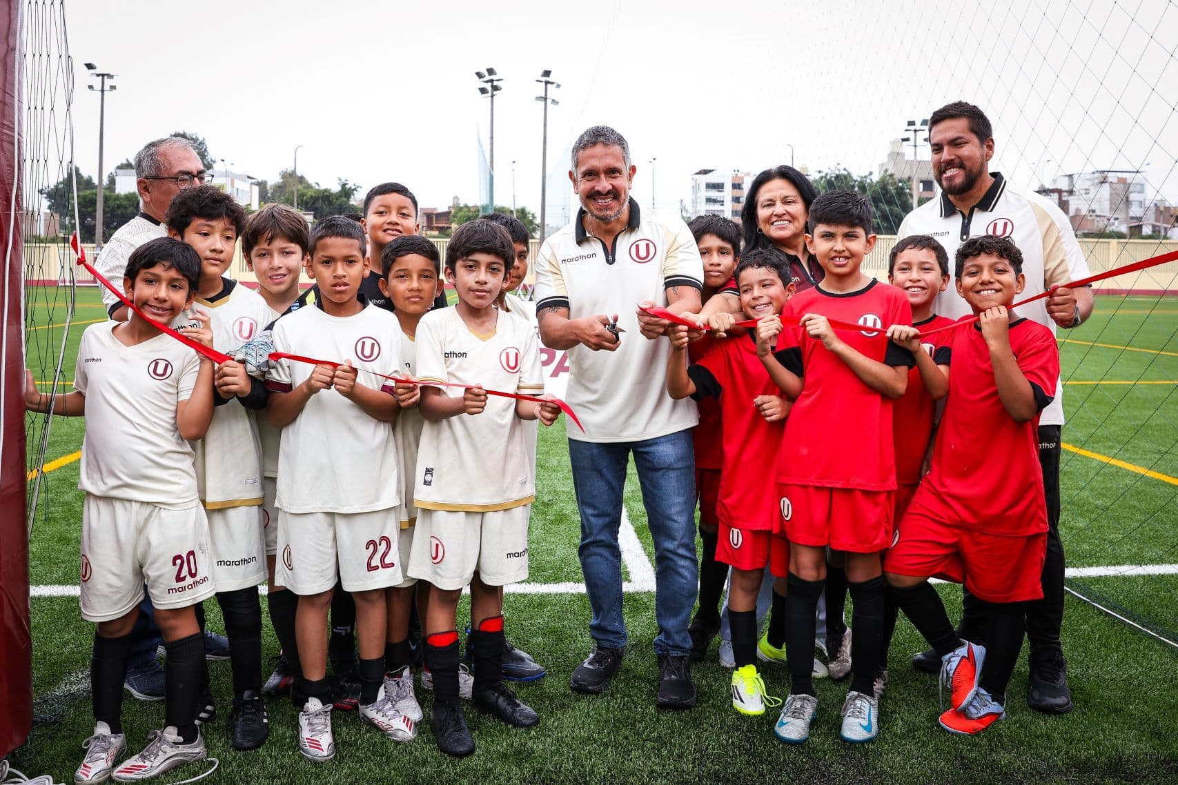 Se inauguró la renovada cancha sintética de la explanada norte del Estadio Monumental U Marathon