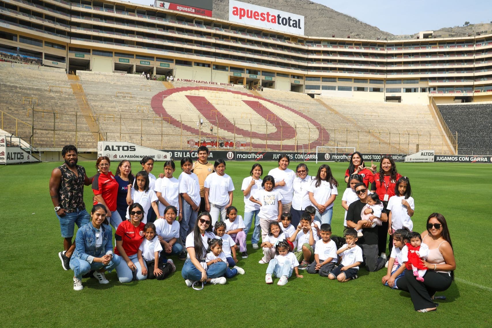 Navidad que abraza: Universitario lleva alegría y esperanza a niños de la casa hogar Talita Kum