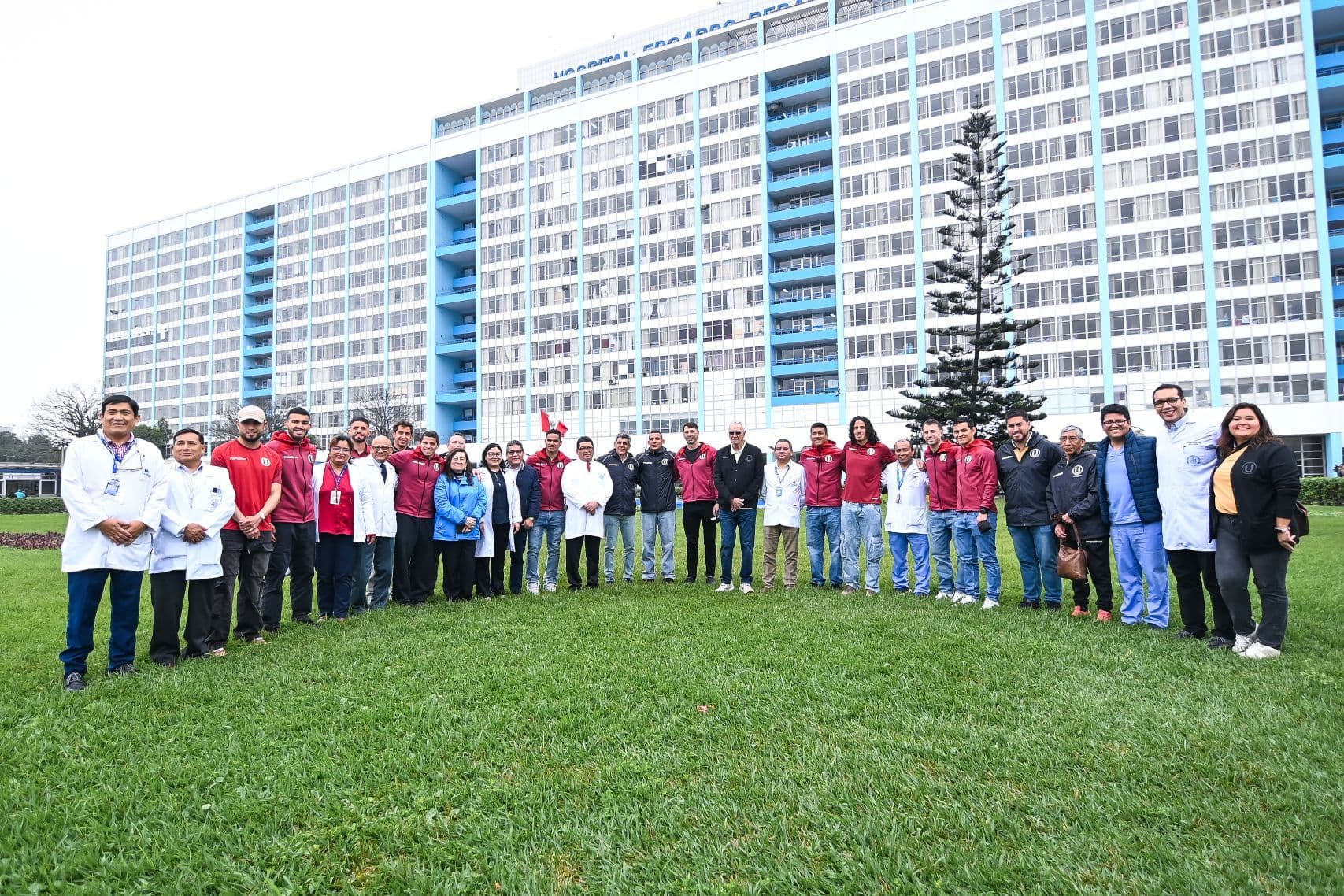 Plantel de Universitario llevó alegría y esperanza a los niños del Hospital Rebagliati