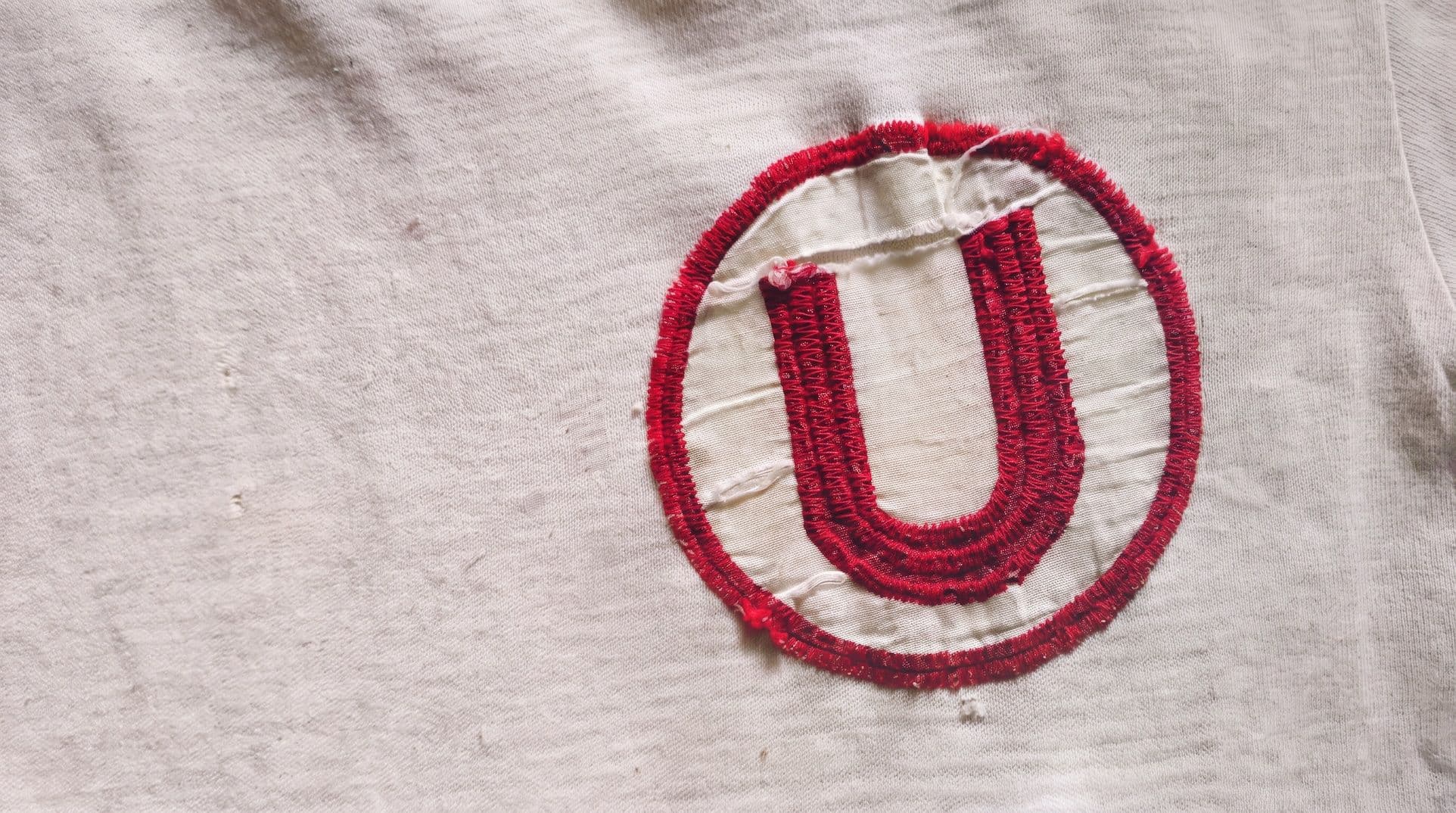 Escudo bordado del Club Universitario de Deportes