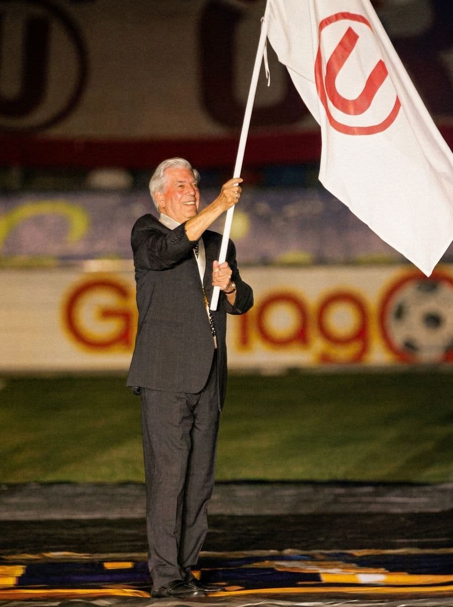 Mario Vargas Llosa con la bandera de Universitario