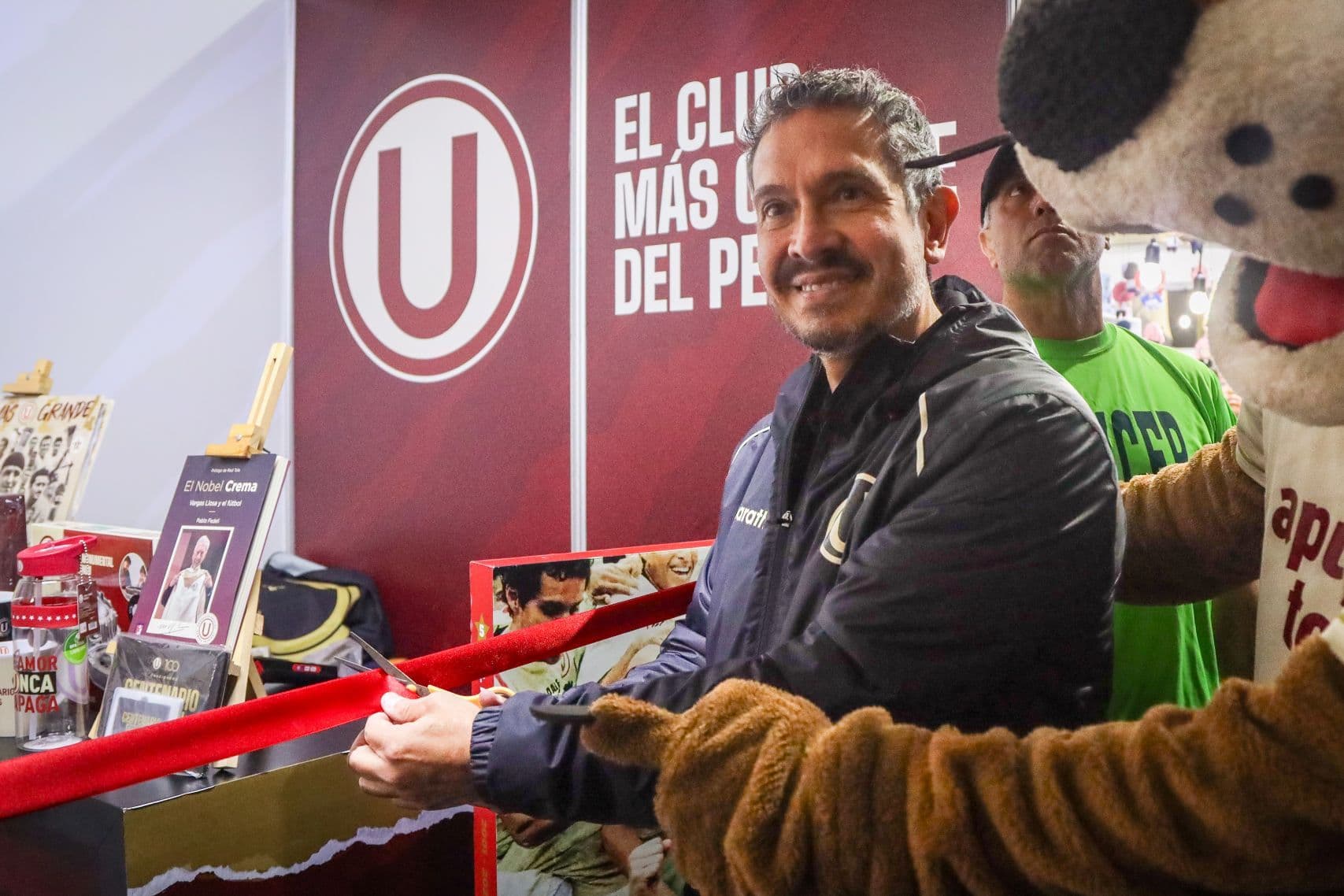 Universitario inauguró su stand oficial en la FIL 2025 con la presencia de Franco Velazco