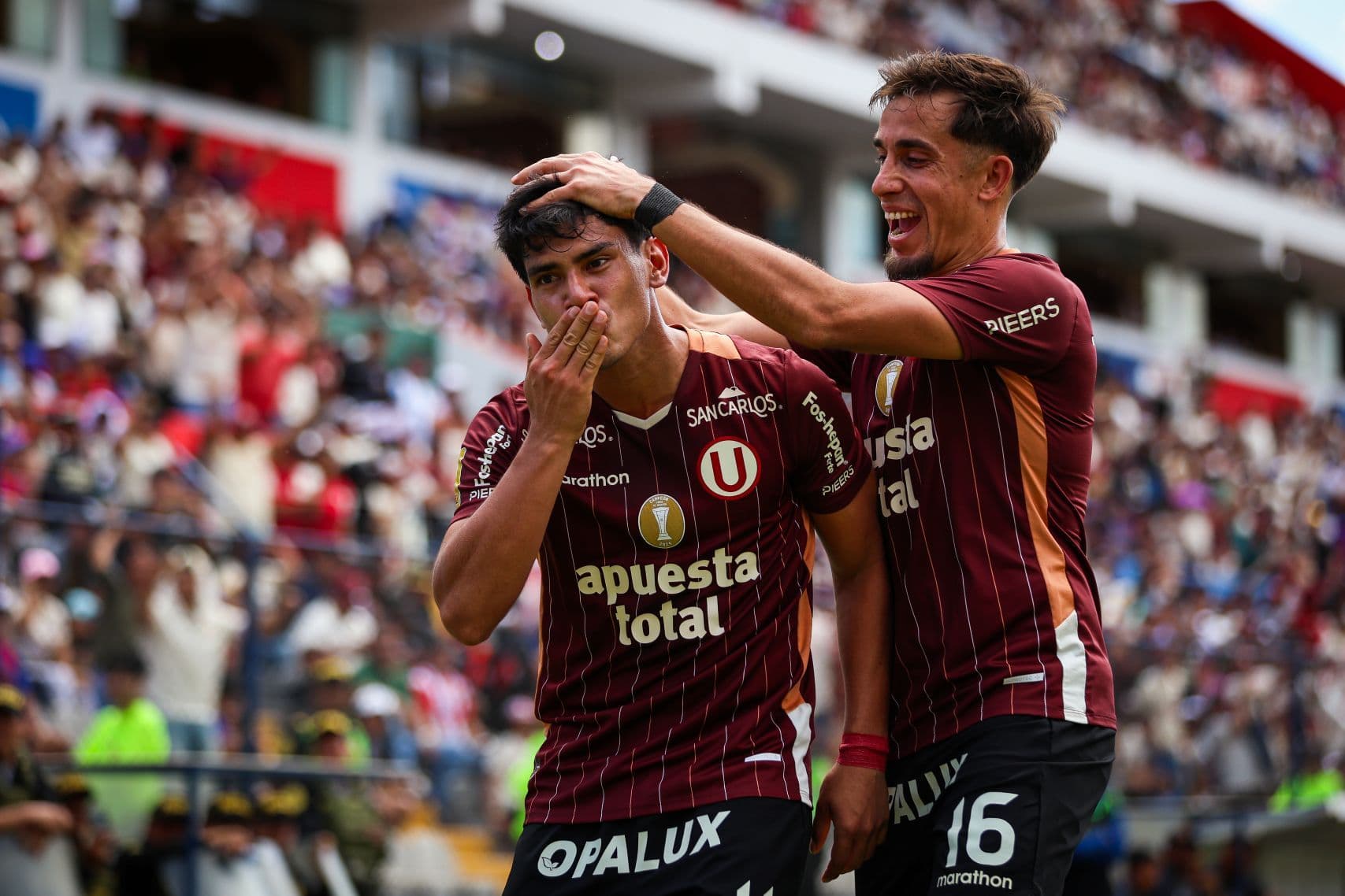 Con tantos de Rivera y Vélez, Universitario se hizo fuerte en Huánuco y venció 2-0 a Alianza UDH