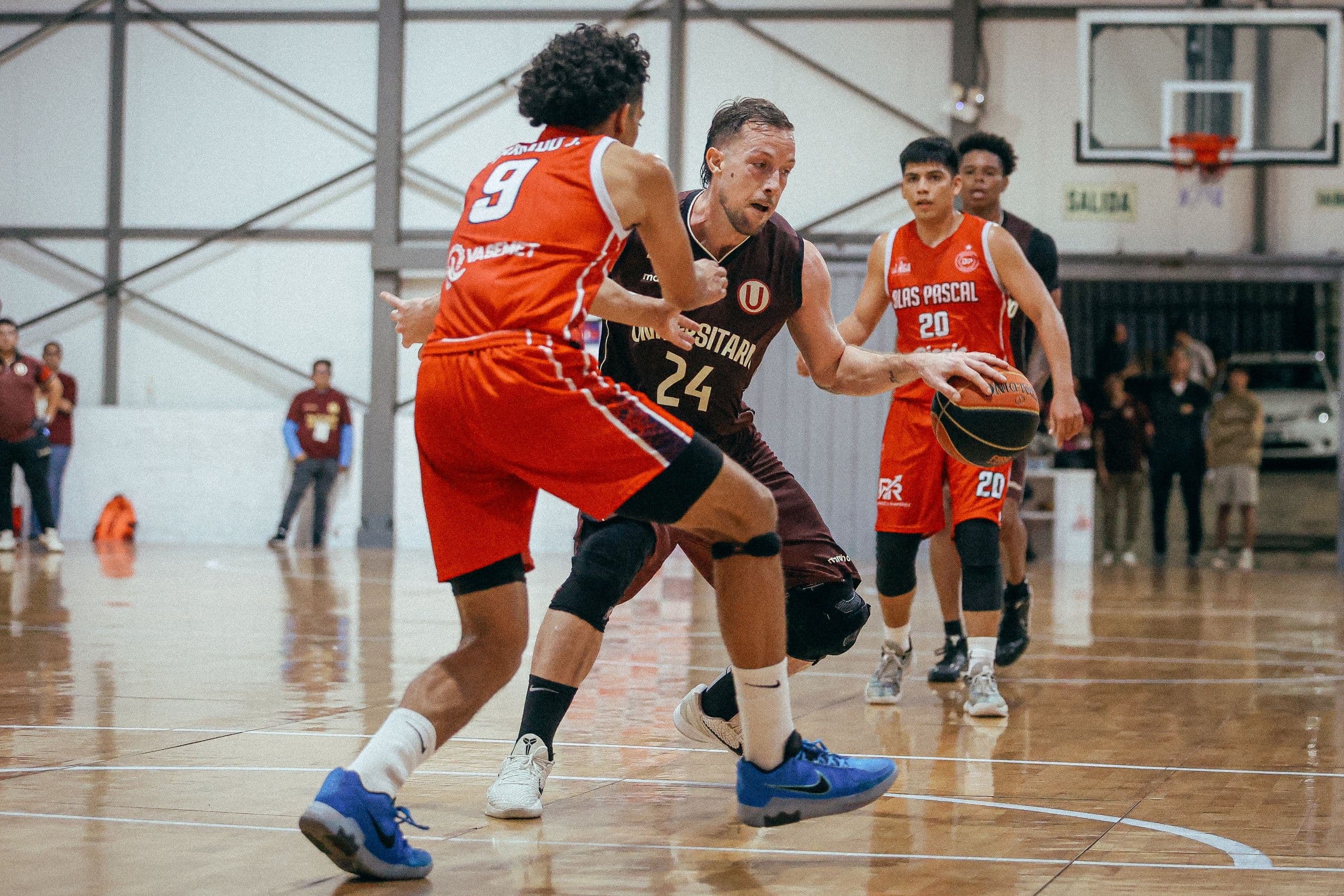 Universitario suma su tercer triunfo seguido al vencer a Blas Pascal en la Liga de Básquet