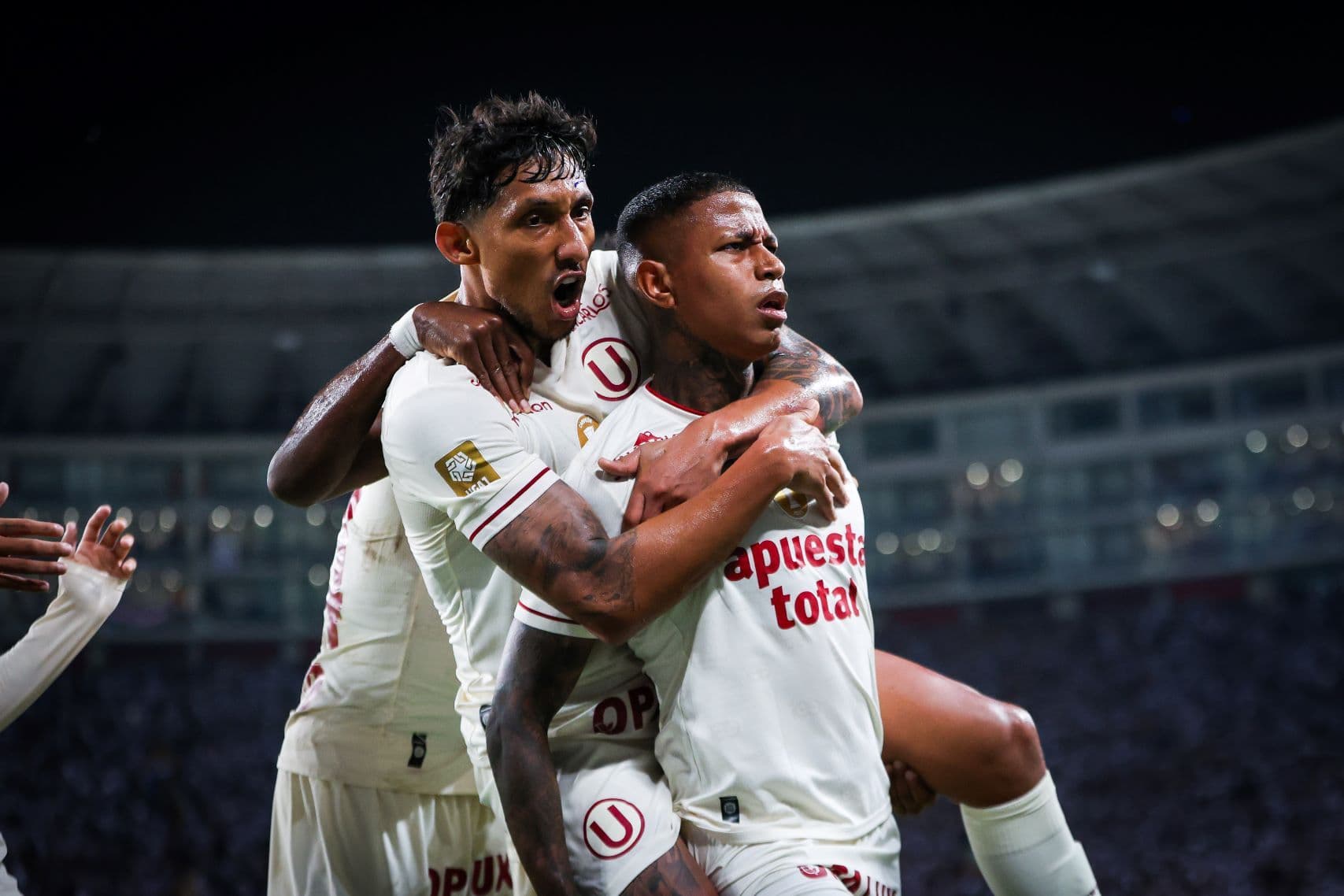 El clásico se pintó de crema: Universitario derrotó 1-0 a Alianza en el Estadio Nacional