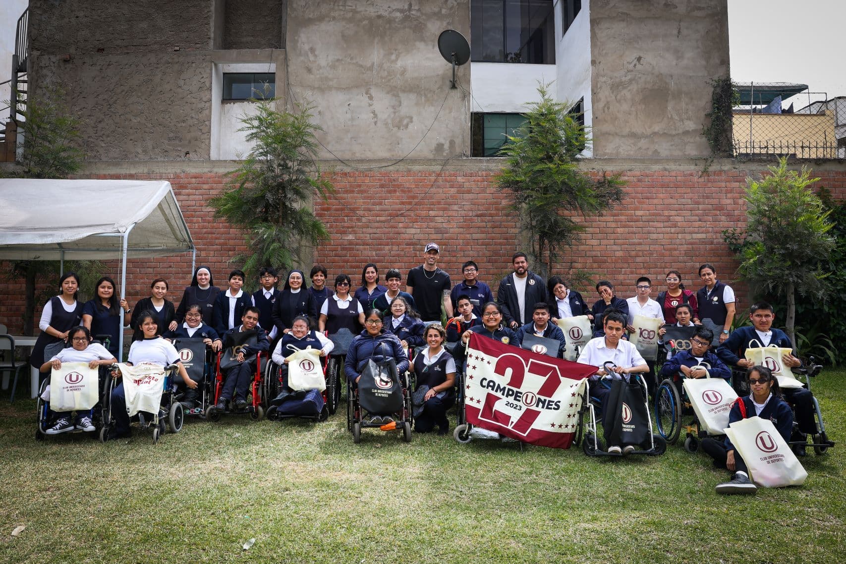 Universitario visita Colegio La Alegría en el Señor en una jornada inclusiva