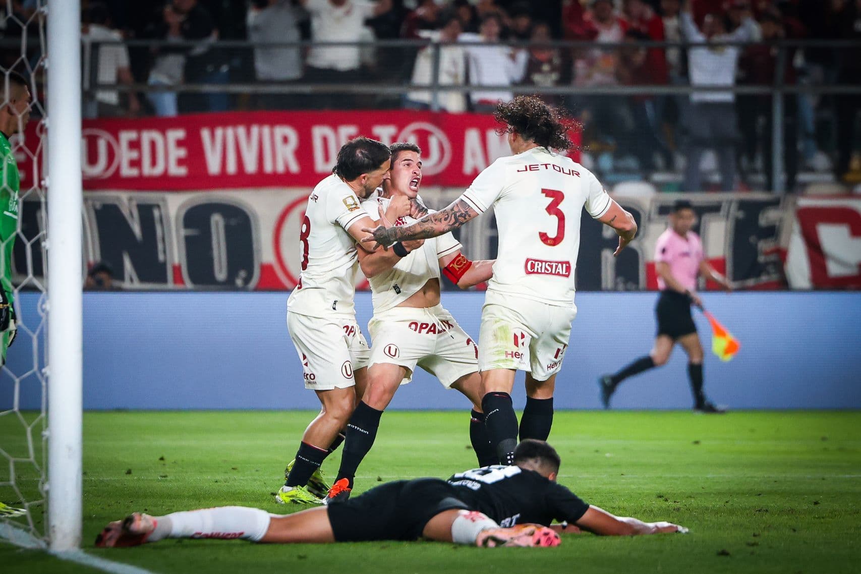 Con la garra característica: Universitario derrotó 1-0 a Unión Comercio y sigue en la pelea
