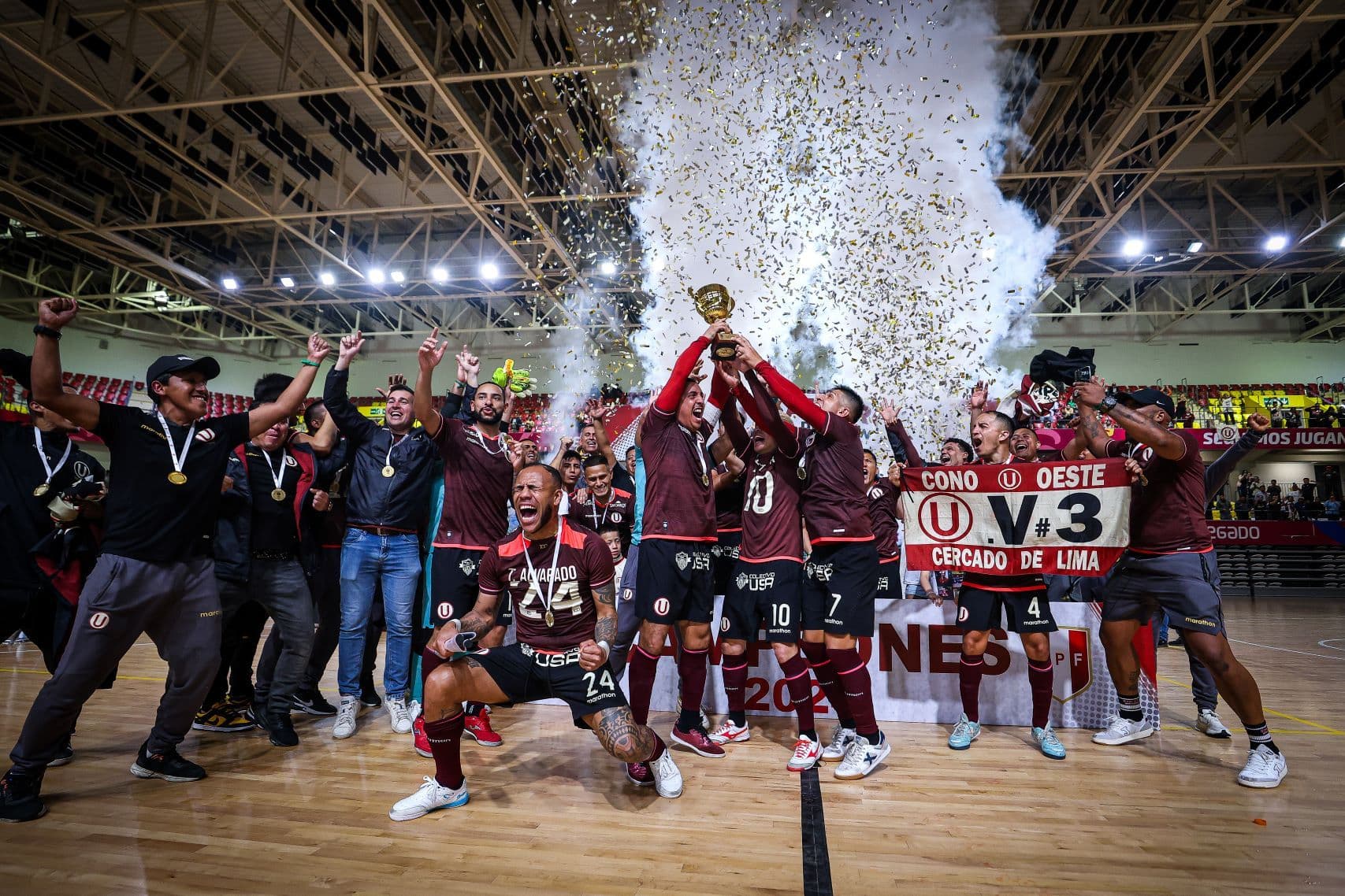 ¡TÍTULO CENTENARIO! Universitario vence 5-4 en el global a Panta y alza el título de futsal 2024