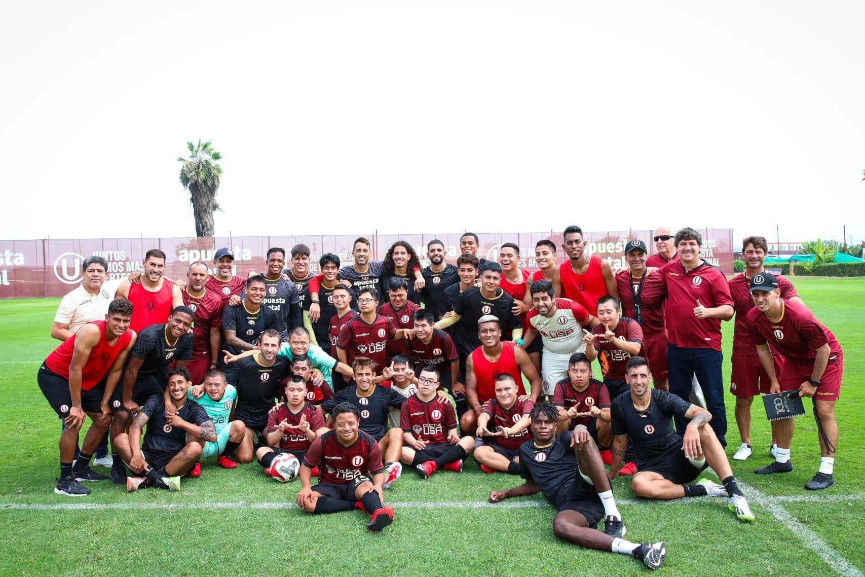 Universitario: Equipo de futsal Down y plantel profesional se unen en conmovedora visita