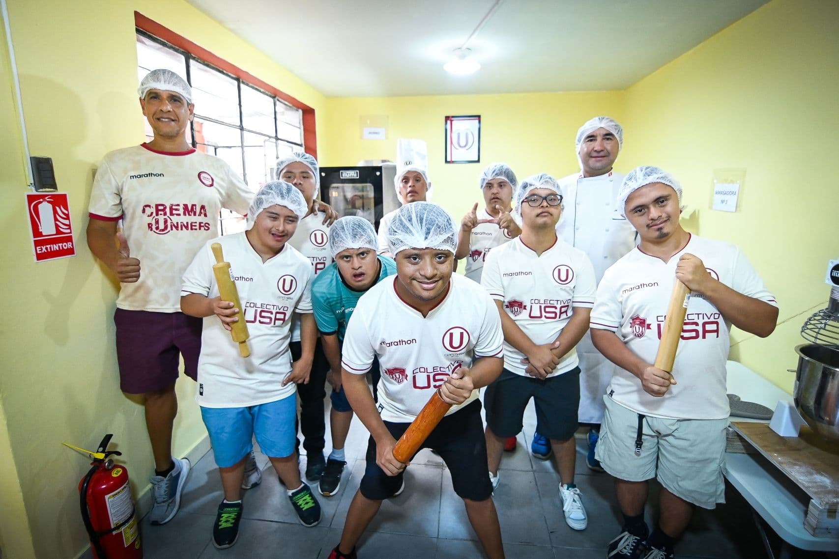 Equipo de futsal down de Universitario recibe talleres de panadería como parte de su formación