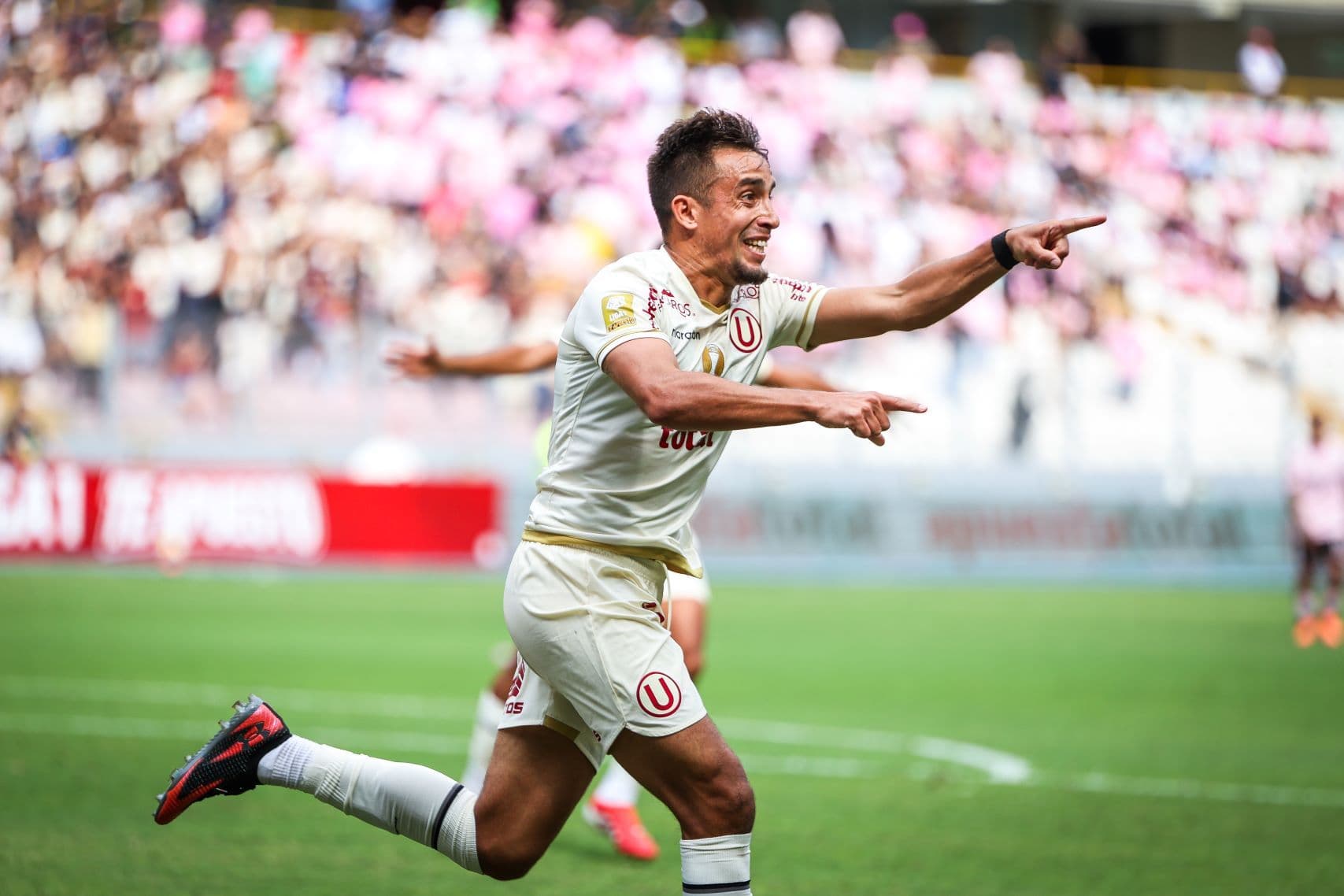 Con autoridad, Universitario venció 2-0 a Sport Boys en el Estadio Nacional