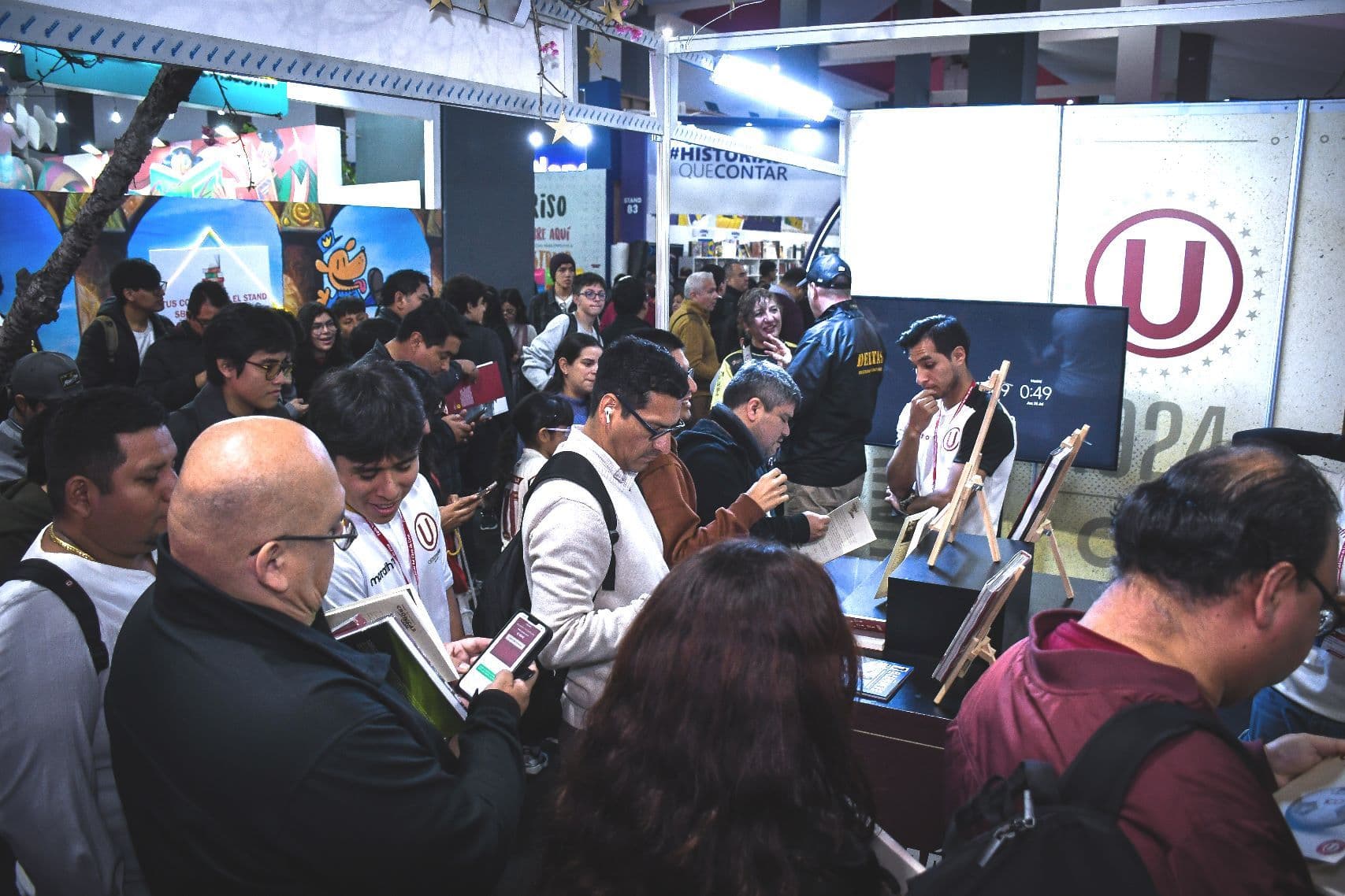 Universitario conquista la Feria del Libro: Uno de los stands más visitados del evento