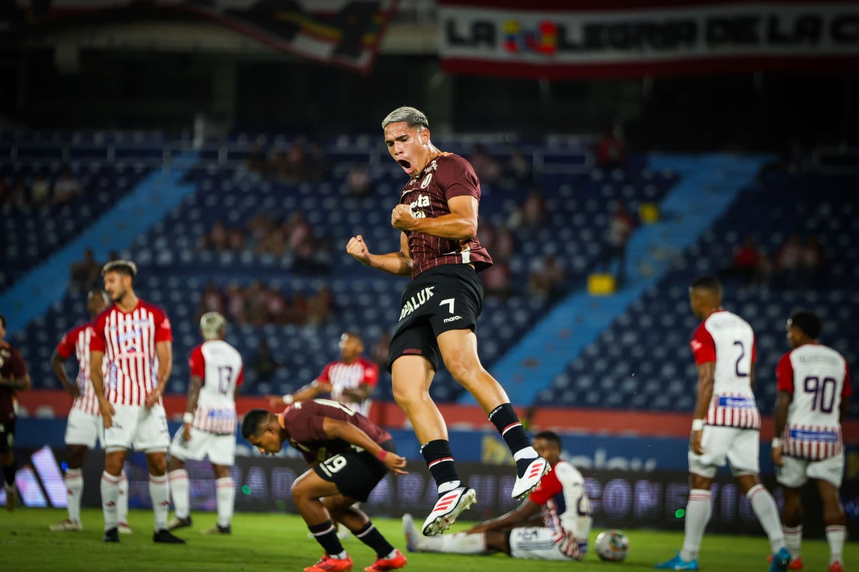 Universitario inicia el año con un triunfo (3-1) sobre Junior en Barranquilla