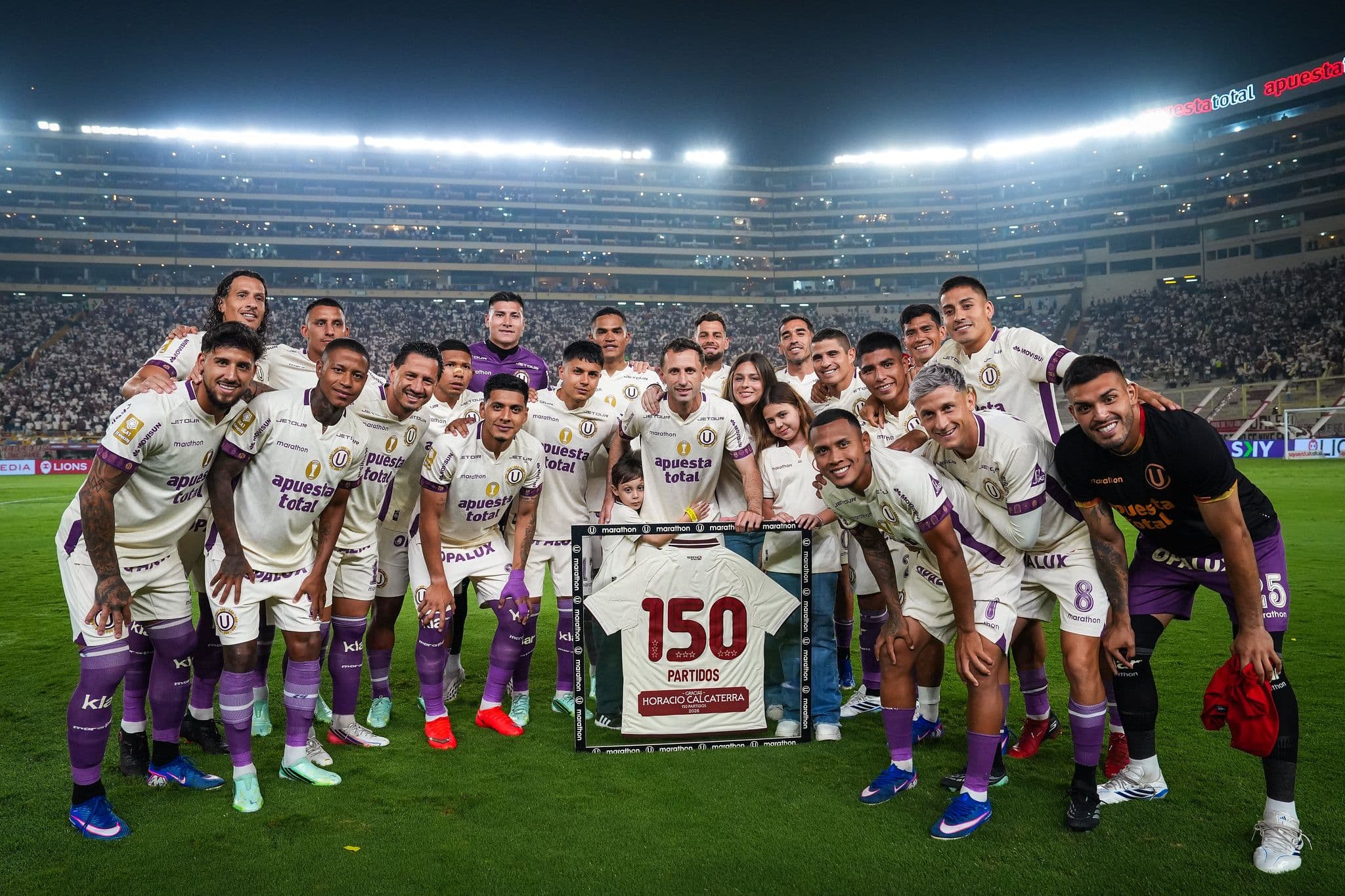 Universitario reconoció a Horacio Calcaterra por alcanzar 150 partidos con la camiseta crema