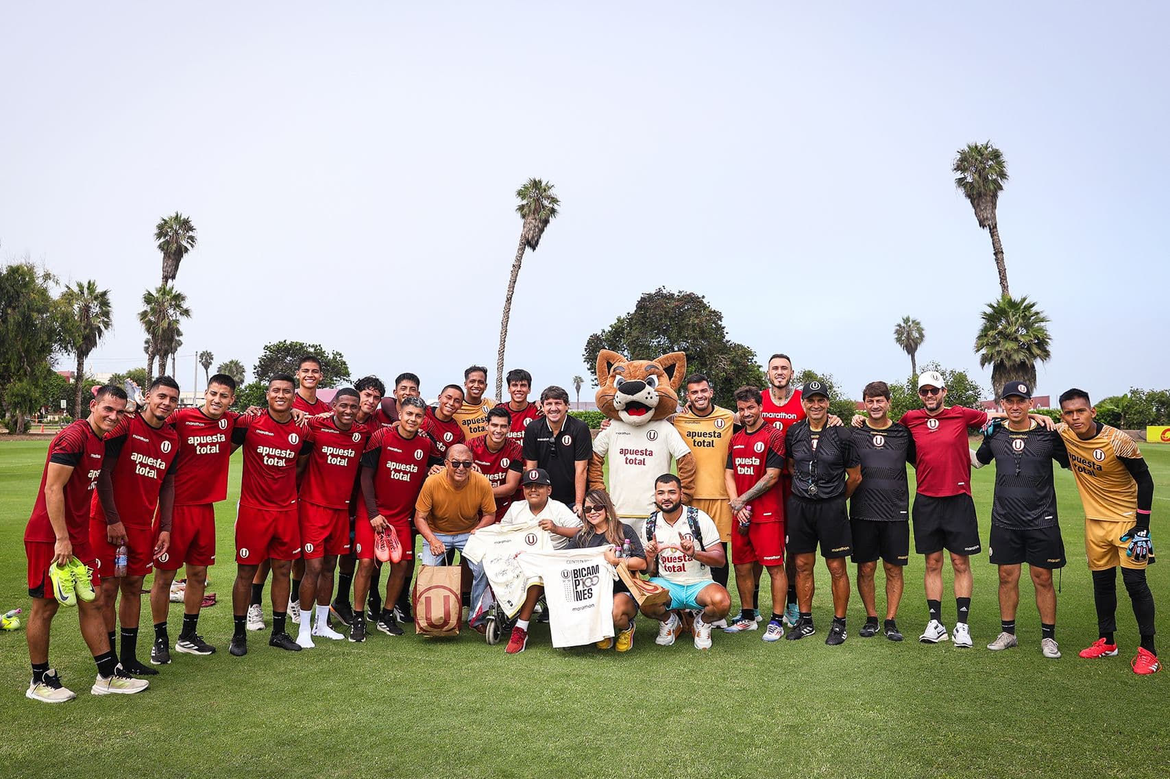 Universitario cumple el sueño de Jadiel de conocer al plantel del primer equipo