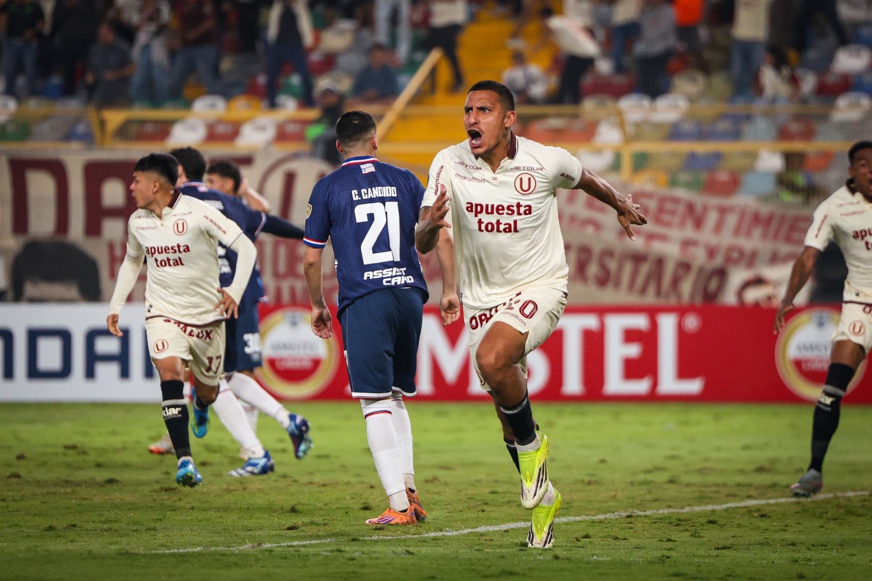 Universitario logra triunfazo por 4-2 ante Nacional de Uruguay por la Copa Libertadores