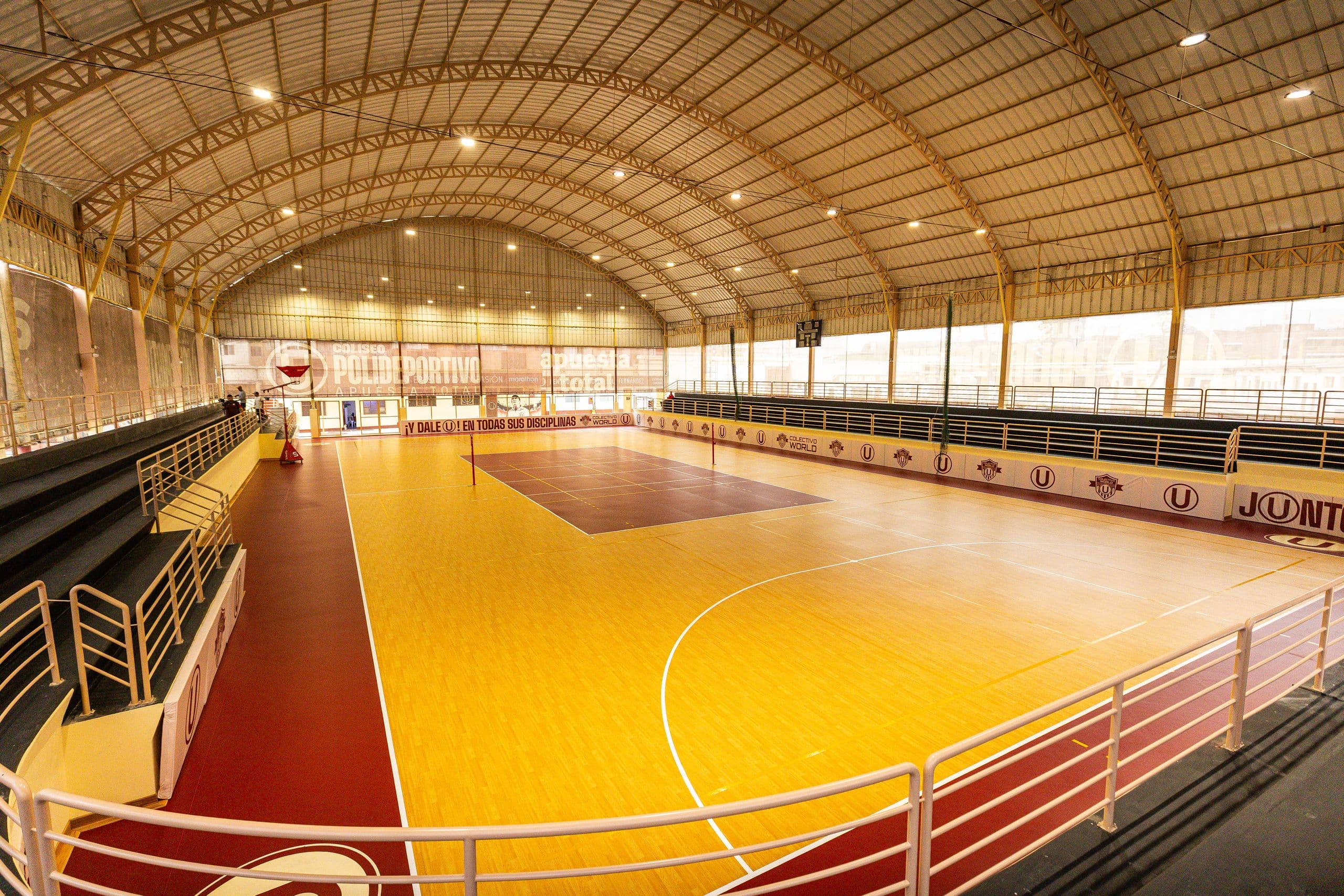 Universitario renueva el piso del Coliseo Polideportivo del Estadio Lolo Fernández