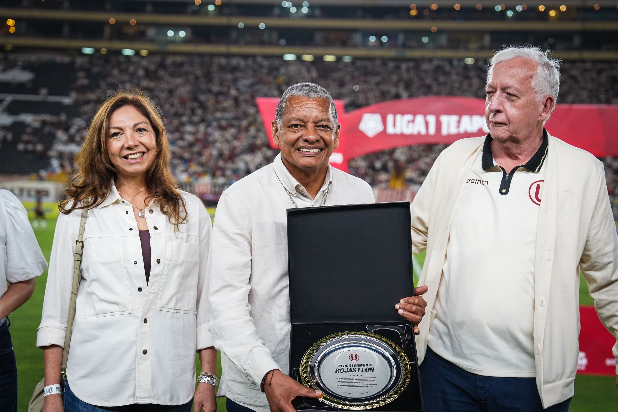 Leonardo Rojas fue homenajeado en el Estadio Monumental U Marathon