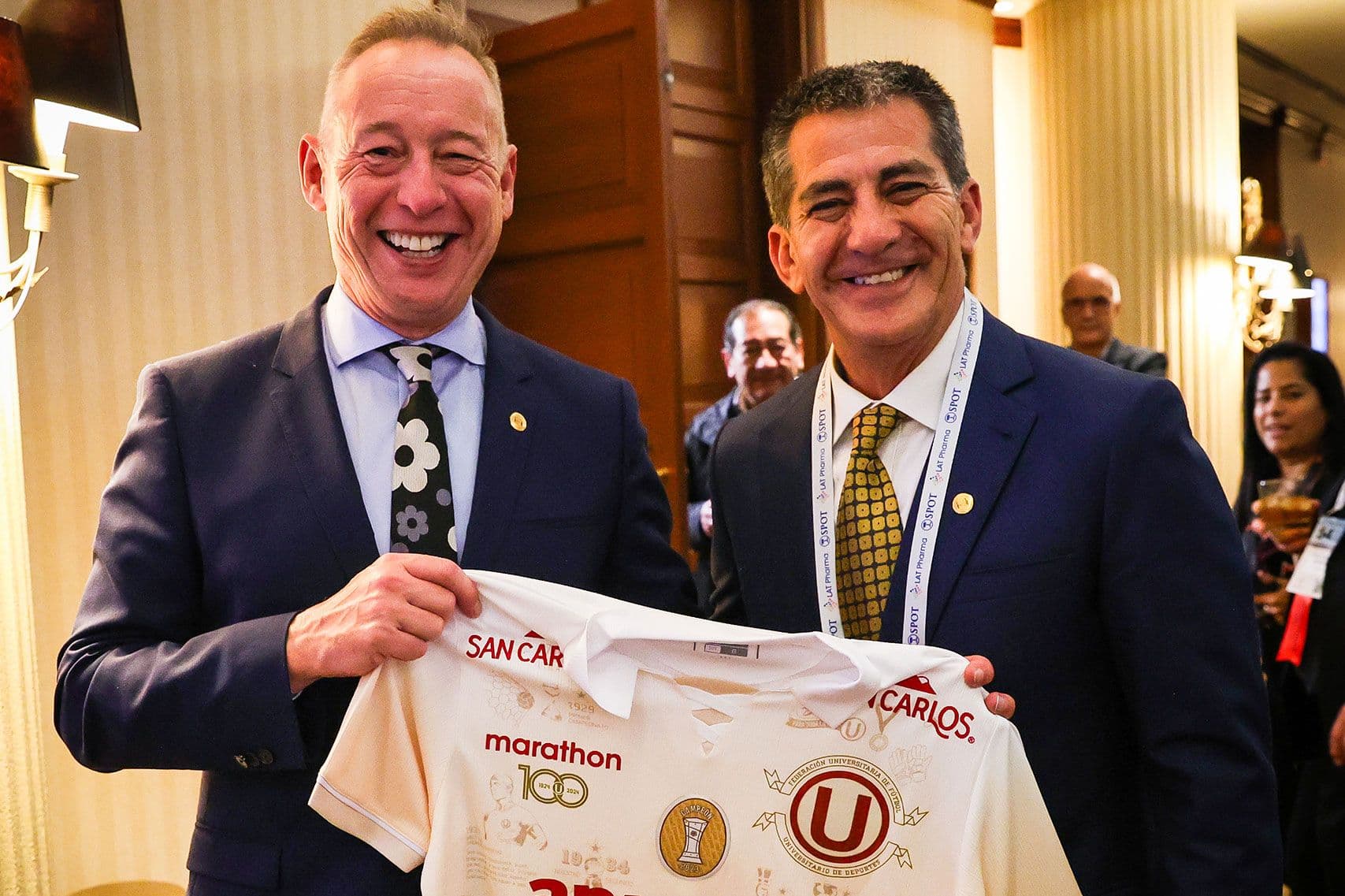 Médico del Chelsea comparte experiencias con Jefe Médico de Universitario