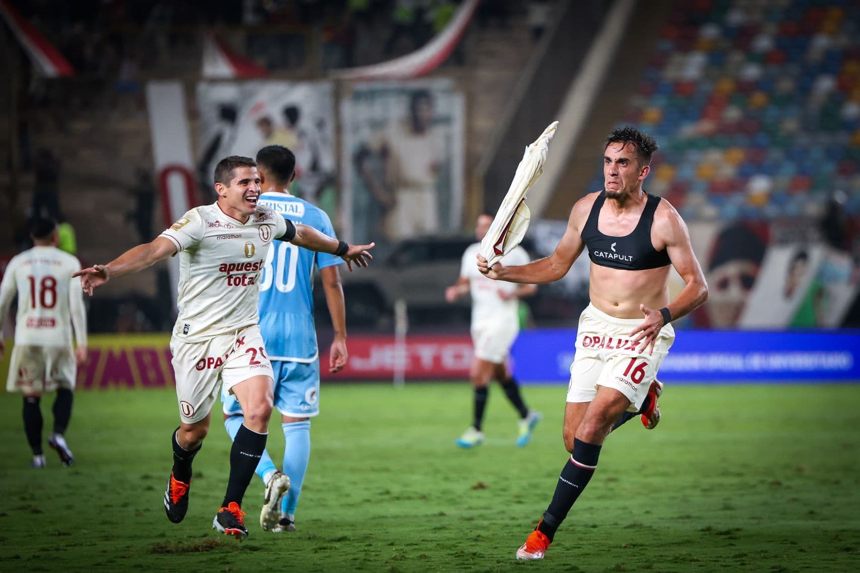 Con buen juego y garra, Universitario goleó 4-1 a Cristal y sigue en la pelea por el Apertura