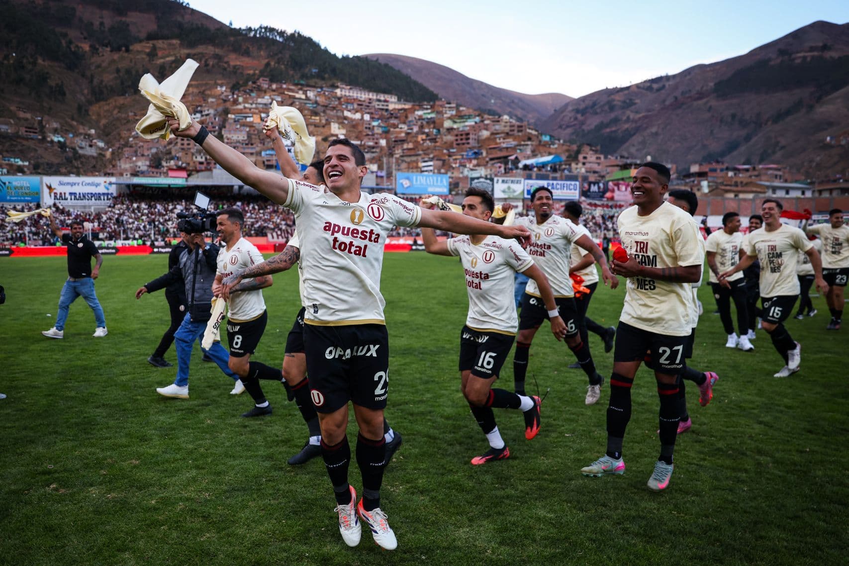 Universitario se consagró tricampeón del fútbol peruano al vencer 2-1 a ADT en la altura de Tarma