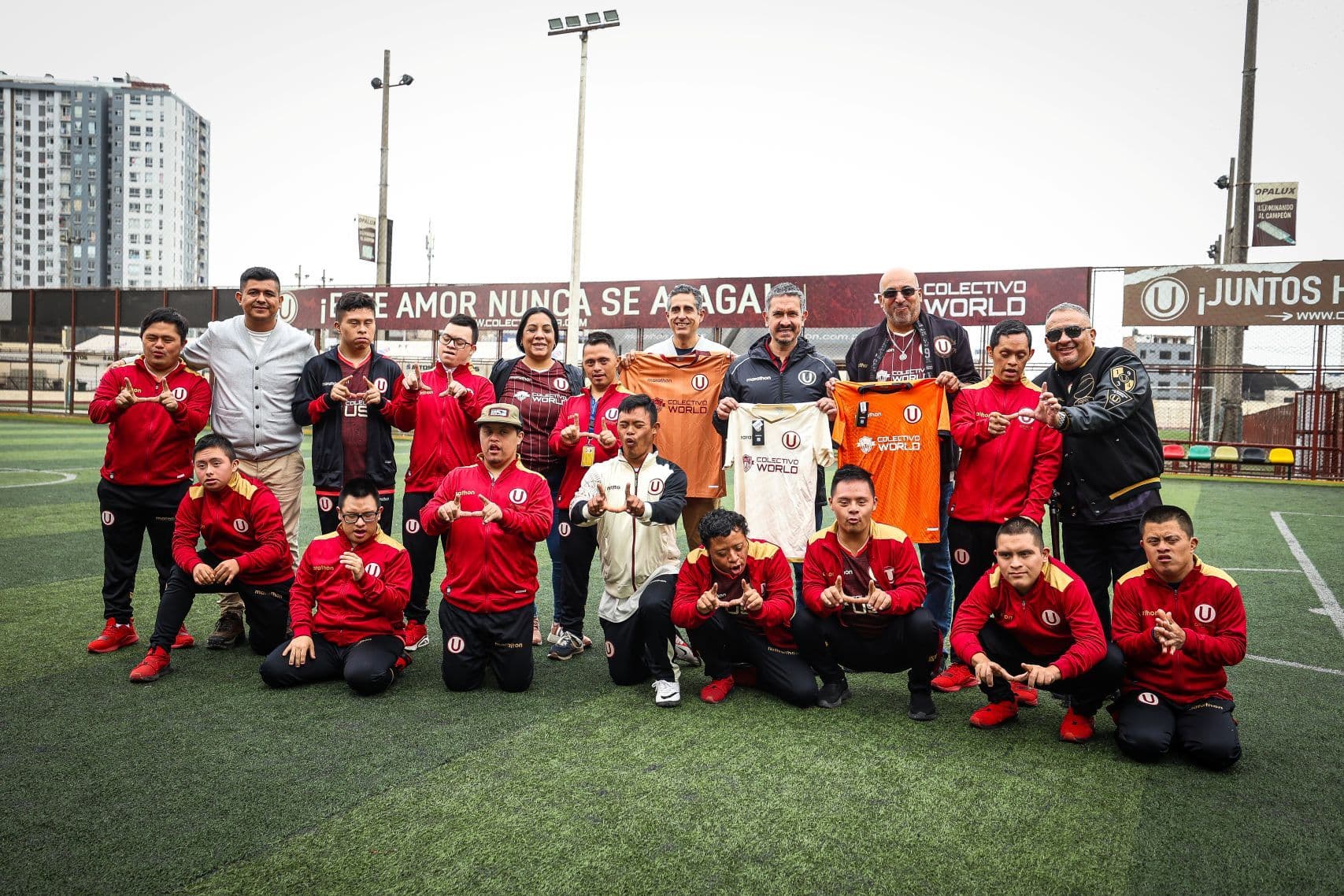 Universitario y Colectivo World entregan las nuevas camisetas al equipo de futsal down