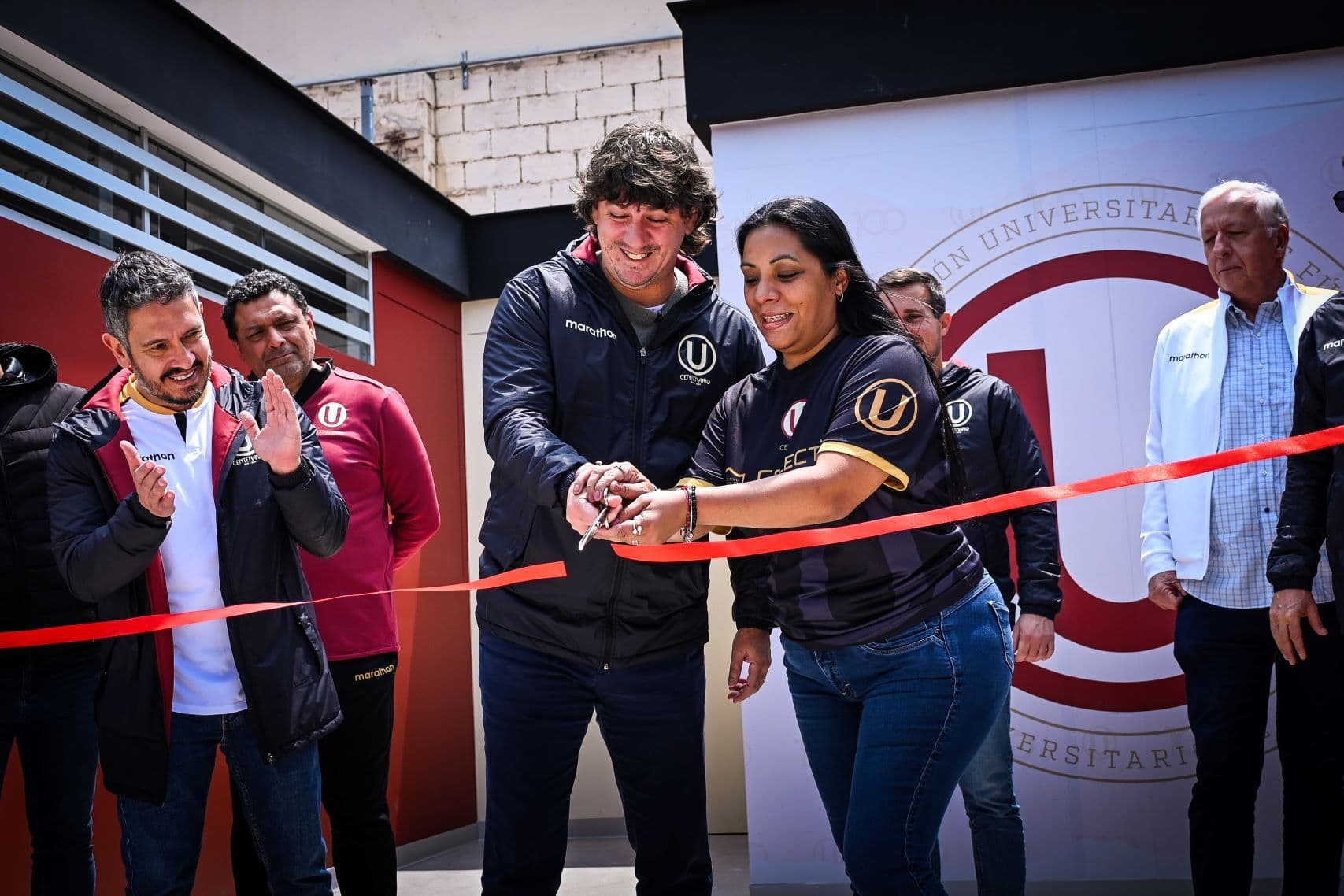 Universitario y Colectivo World inauguran nuevos camerinos en el Coliseo Polideportivo