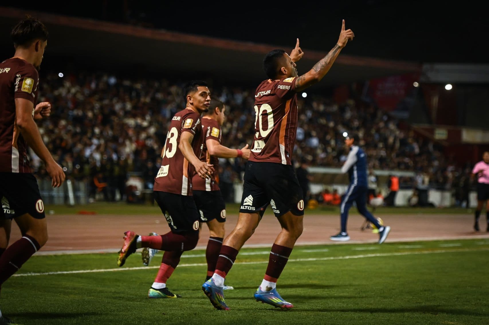 Con tantos de Alex Valera, Universitario venció 2-0 a Grau en un Trujillo pintado de crema