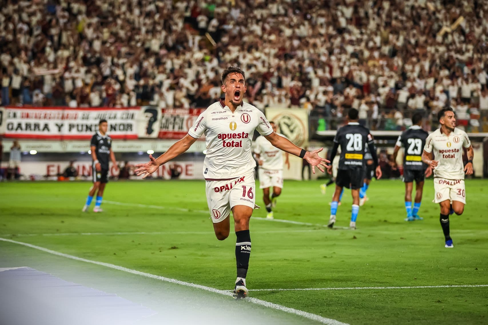 Universitario debutó con autoridad: 2-0 sobre ADT en el Monumental U Marathon