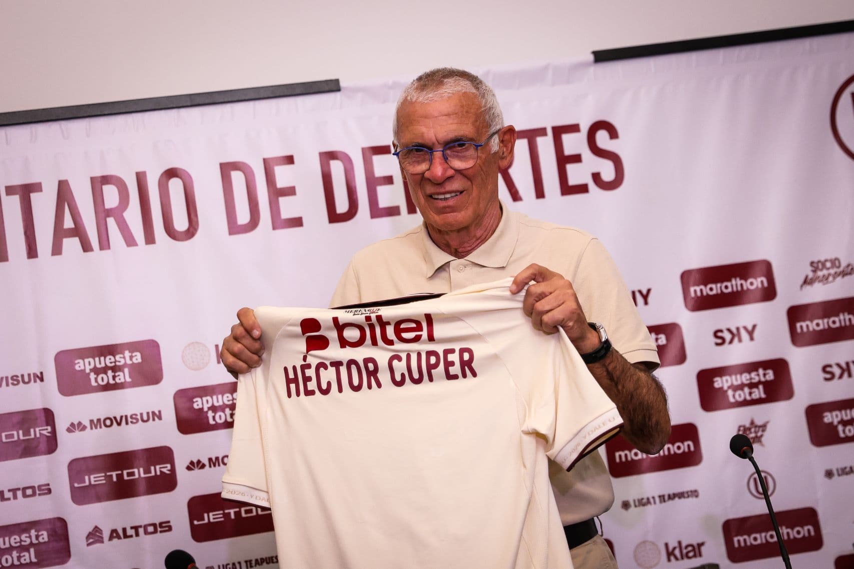 Héctor Cuper fue presentado como el nuevo director técnico de Universitario de Deportes