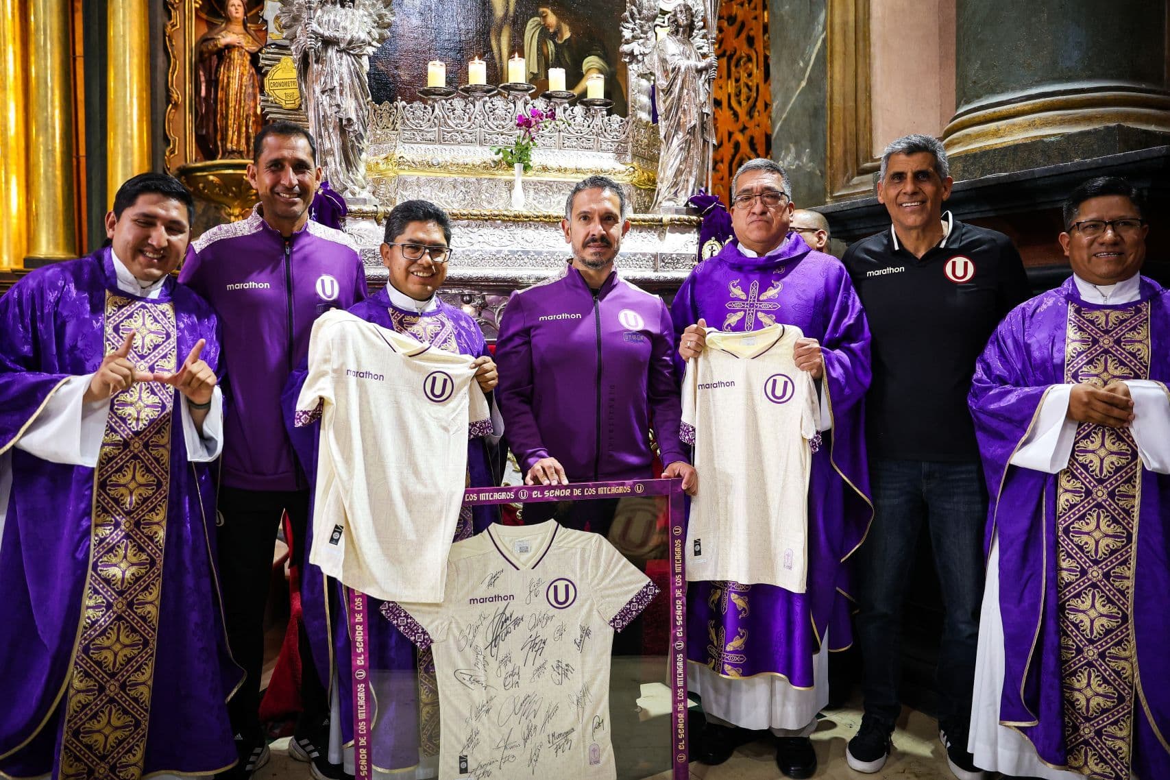 Universitario de Deportes rindió homenaje al Señor de los Milgros