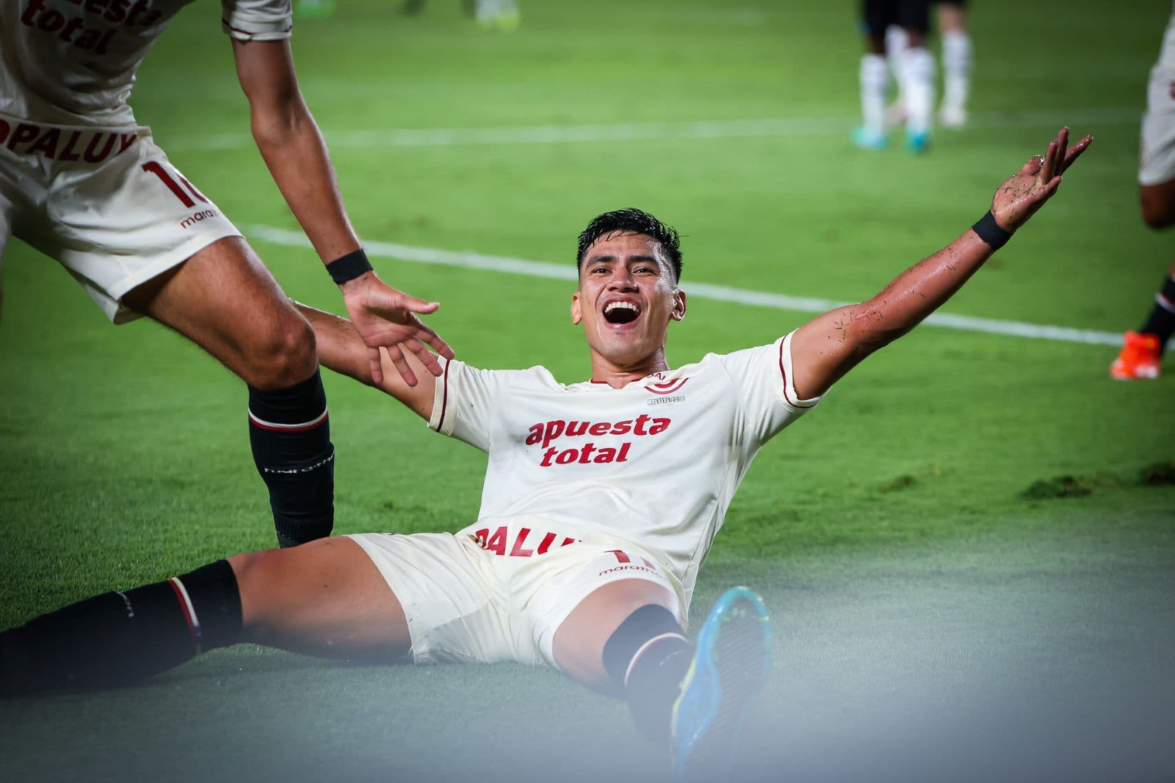 Con un Rivera fenomenal, Universitario volteó el partido y derrotó 2-1 a LDU de Ecuador