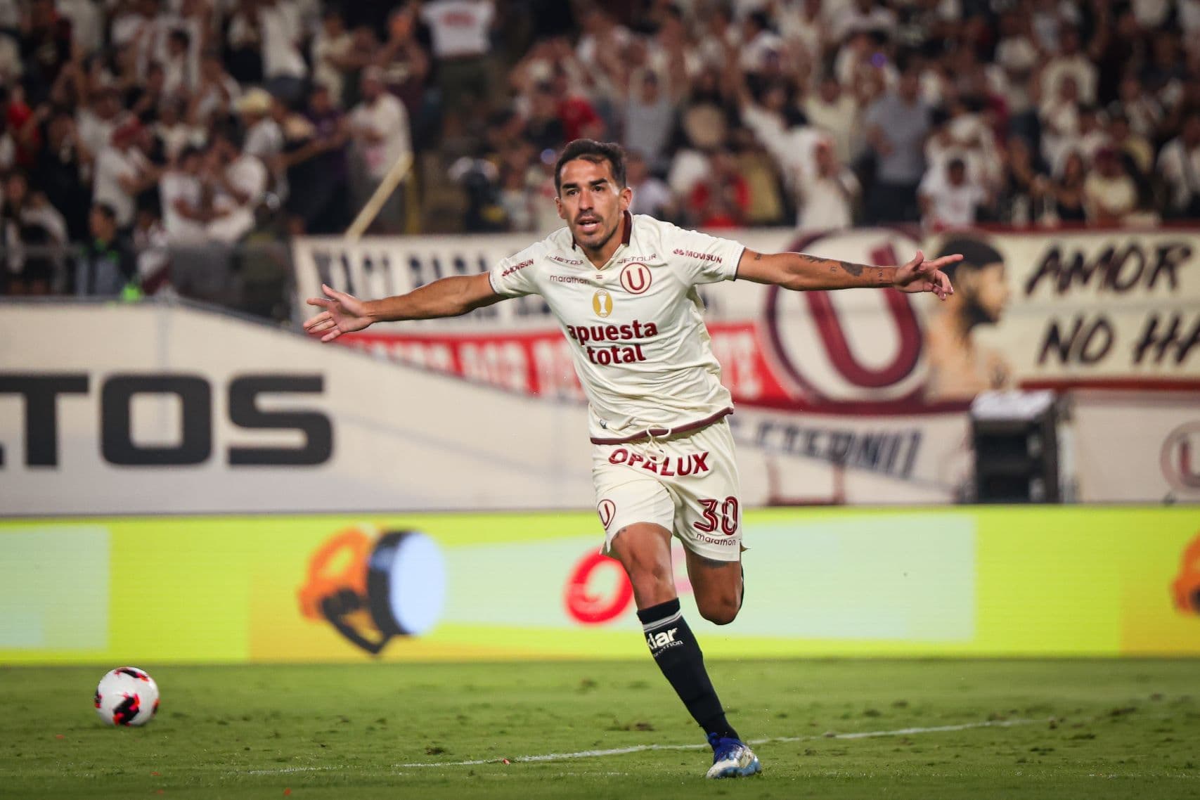 Con autoridad, Universitario derrotó 2-0 a UTC de Cajamarca