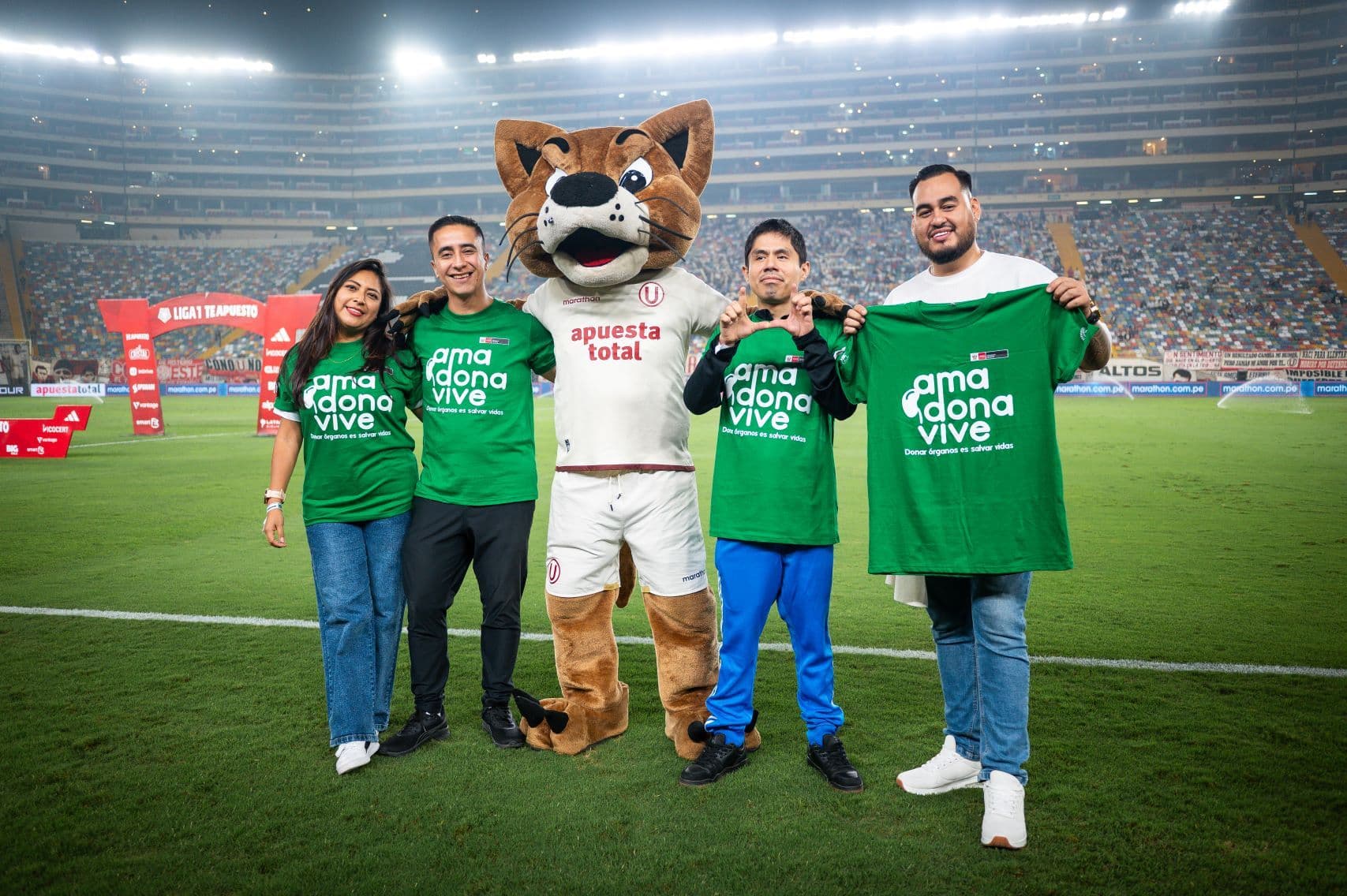 Universitario promueve la donación de órganos con emotiva experiencia para hinchas trasplantados