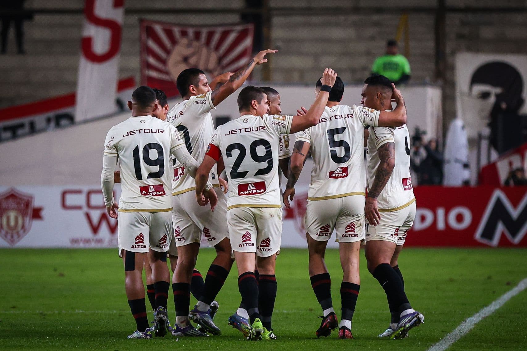 Más fuertes que nunca: Universitario vence 3-1 a Grau y sigue prendido en el Clausura