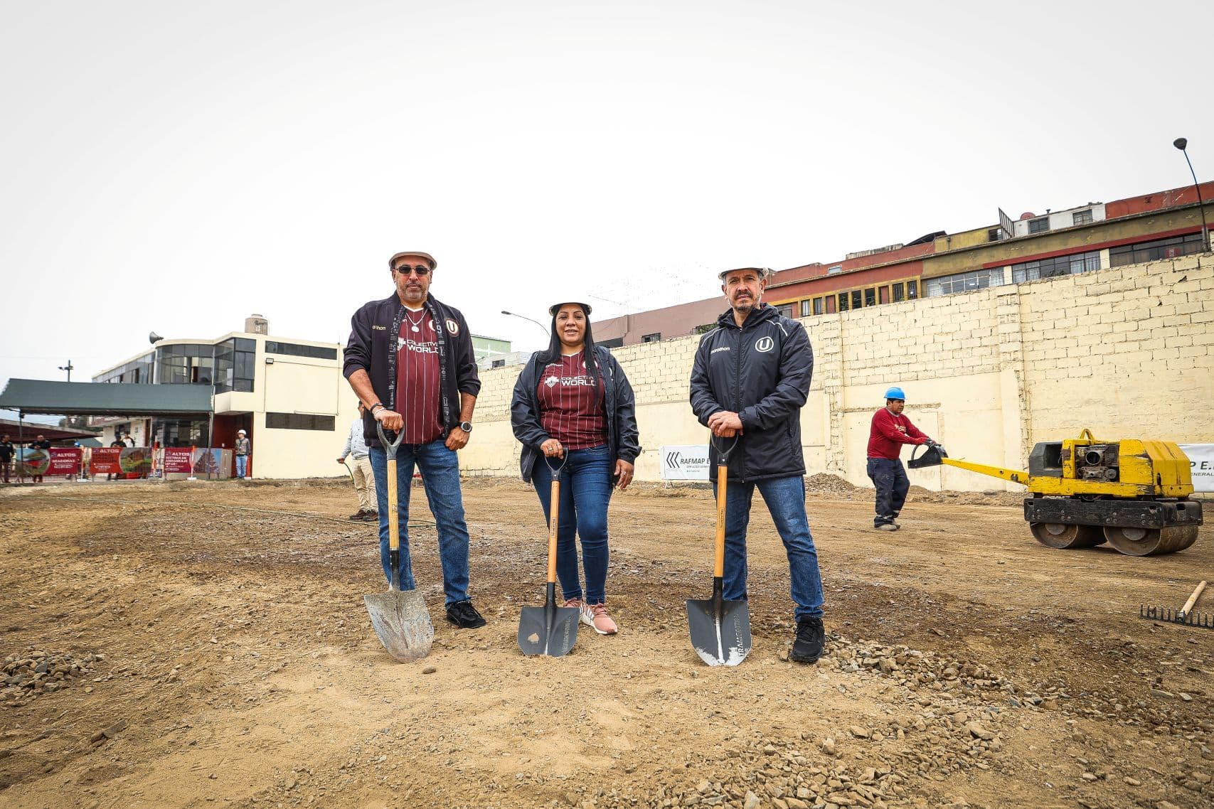 Universitario y Colectivo World colocan primera piedra para la construcción de las canchas de vóley