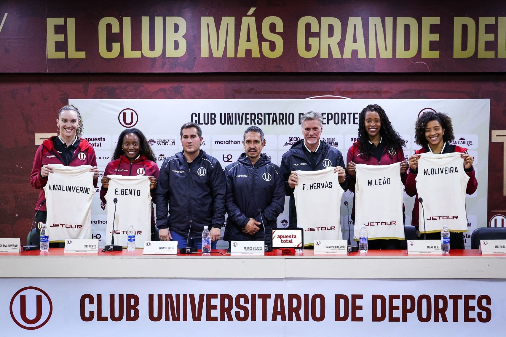 Universitario presentó al DT Francisco Hervás y a los refuerzos del equipo de vóley femenino