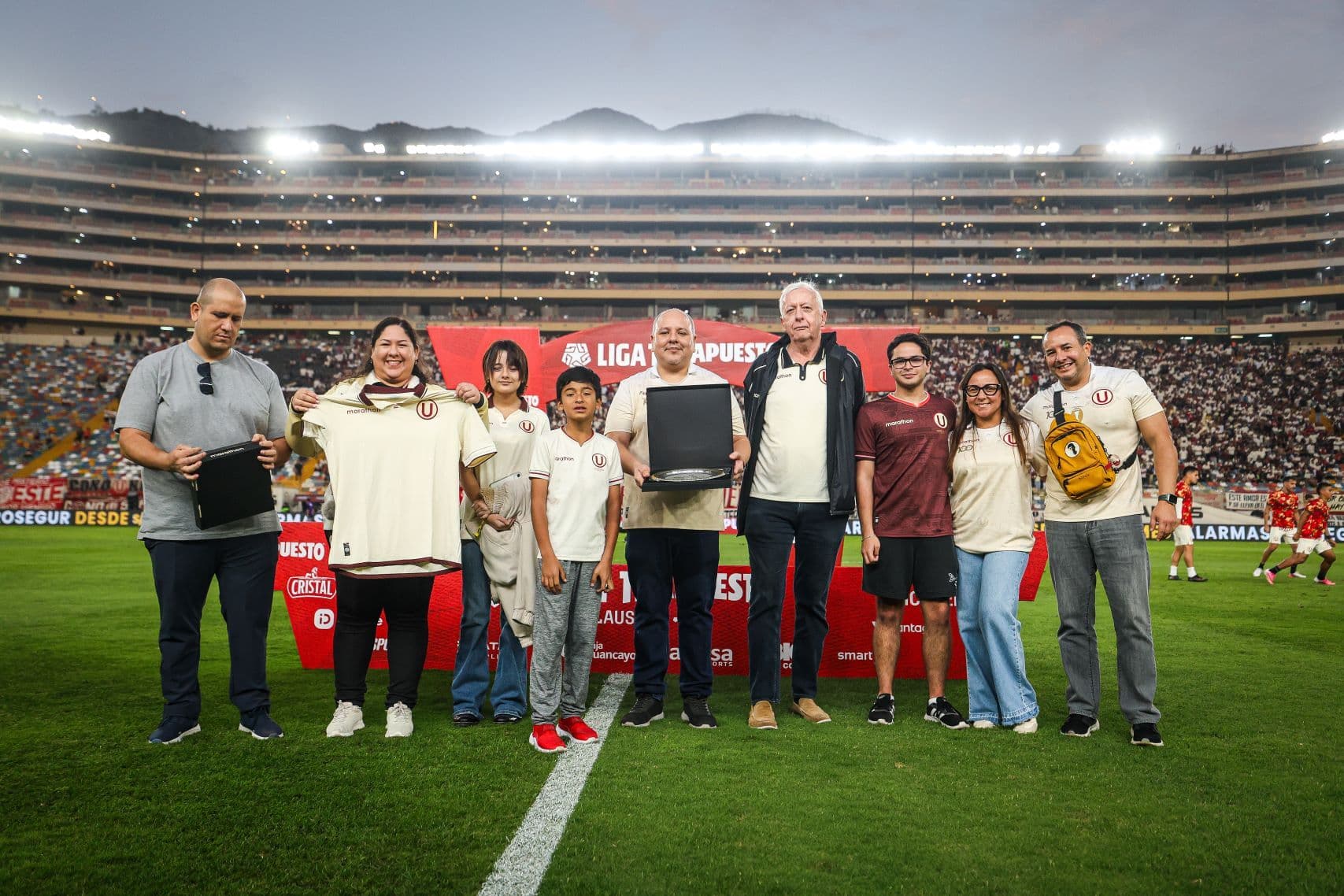 Universitario homenajeó a la familia de Fernando ‘El Gato’ Cuéllar