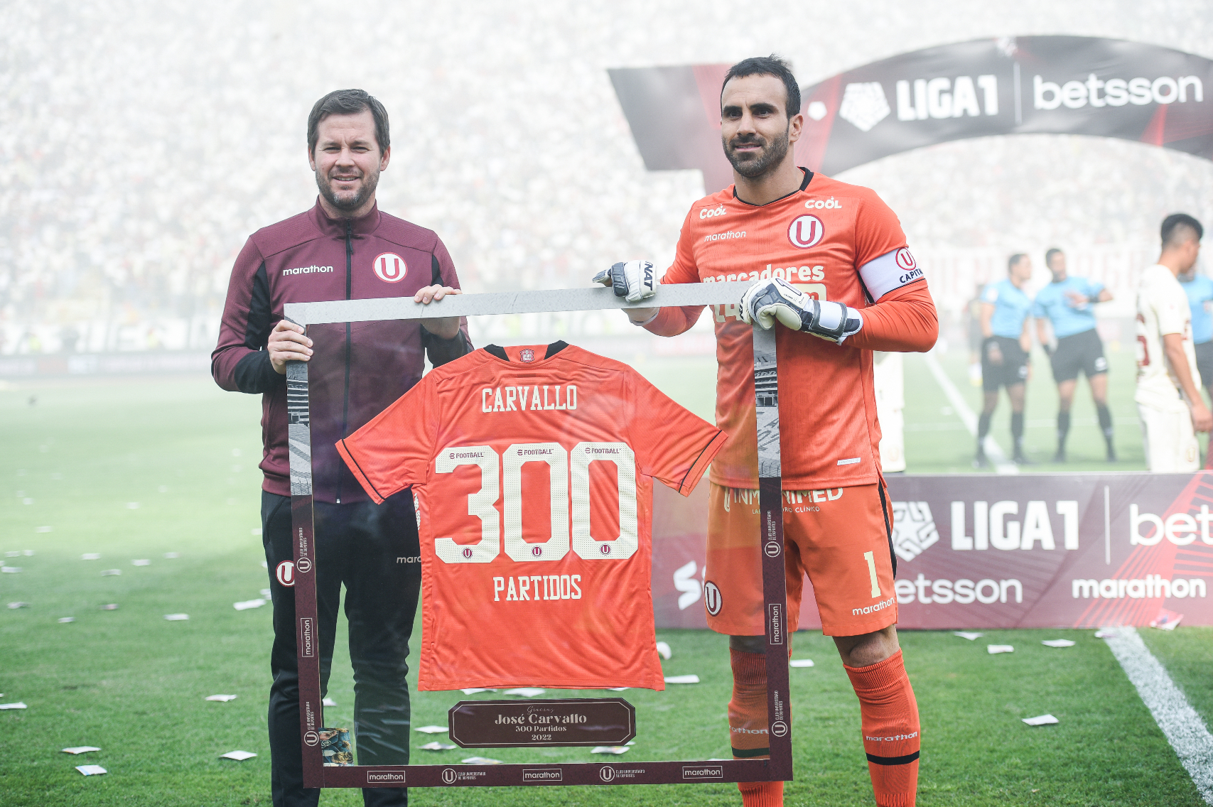 José Carvallo fue condecorado por sus 300 partidos con Universitario de Deportes